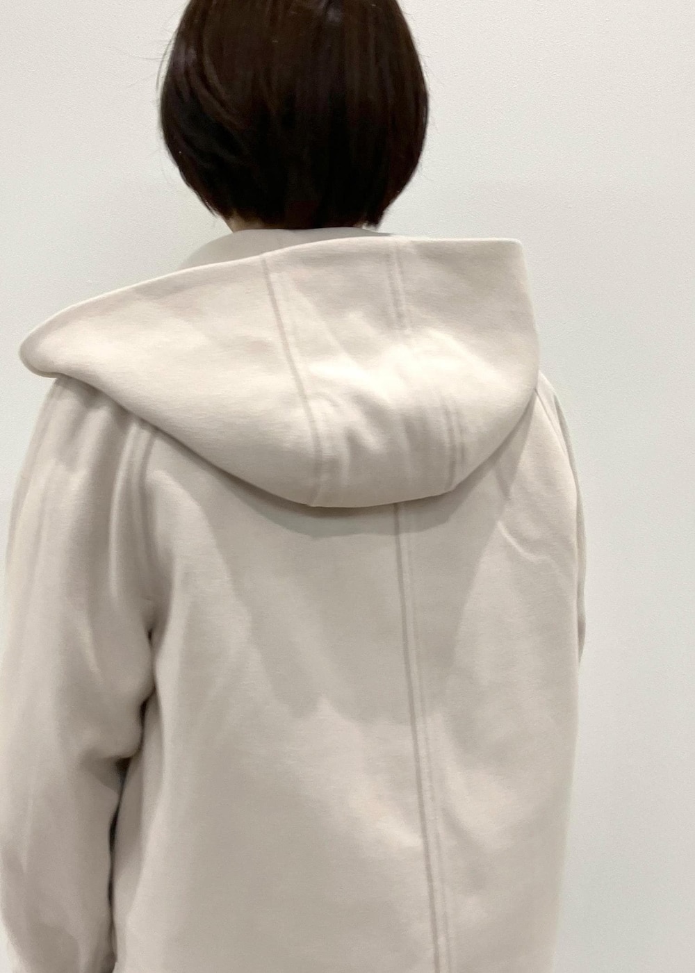 ブラック系のトートバッグ、ブルー系のワンピース、ブラック系のパンプスを着用したレディースの秋コーディネートの6枚目の写真