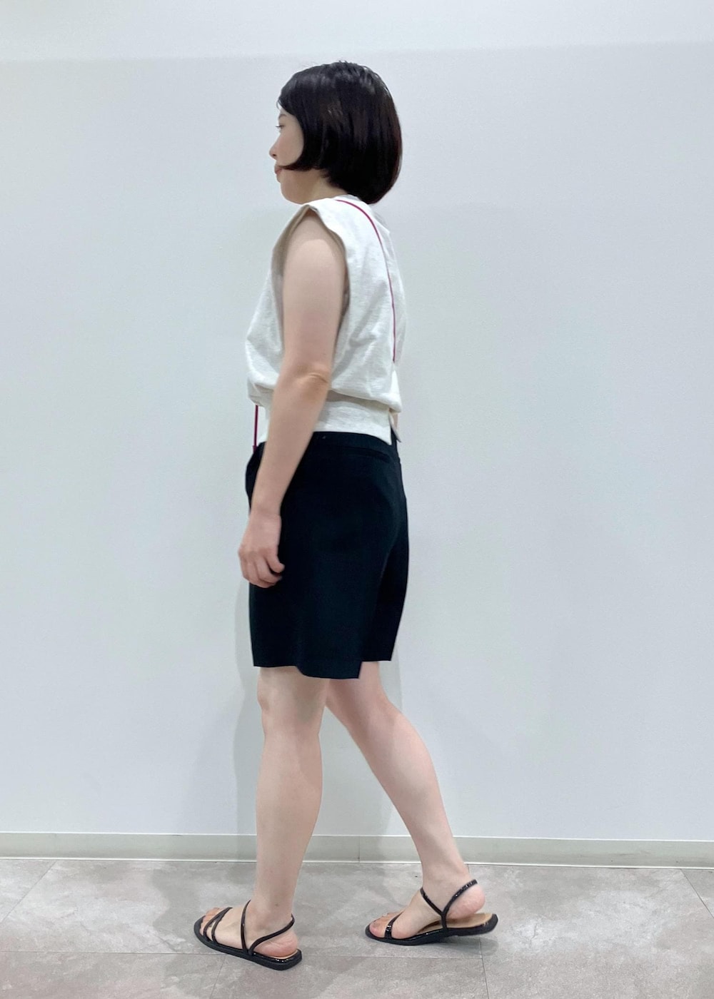 「初秋コーデ、お出かけコーデ、旅行コーデ、アウトドアコーデ、大人カジュアル、ROPÉ PICNIC、ストレート、ブルべ夏、混合、低身長、トップス、スウェット、パンツ、バッグ、ショルダーバッグ」｜「ROPE' PICNICのスキニーストラップフラットサンダル（サンダル、ブラック系）」を使った、ゆんさん（レディース・155cm）の夏コーディネートの3枚目の写真