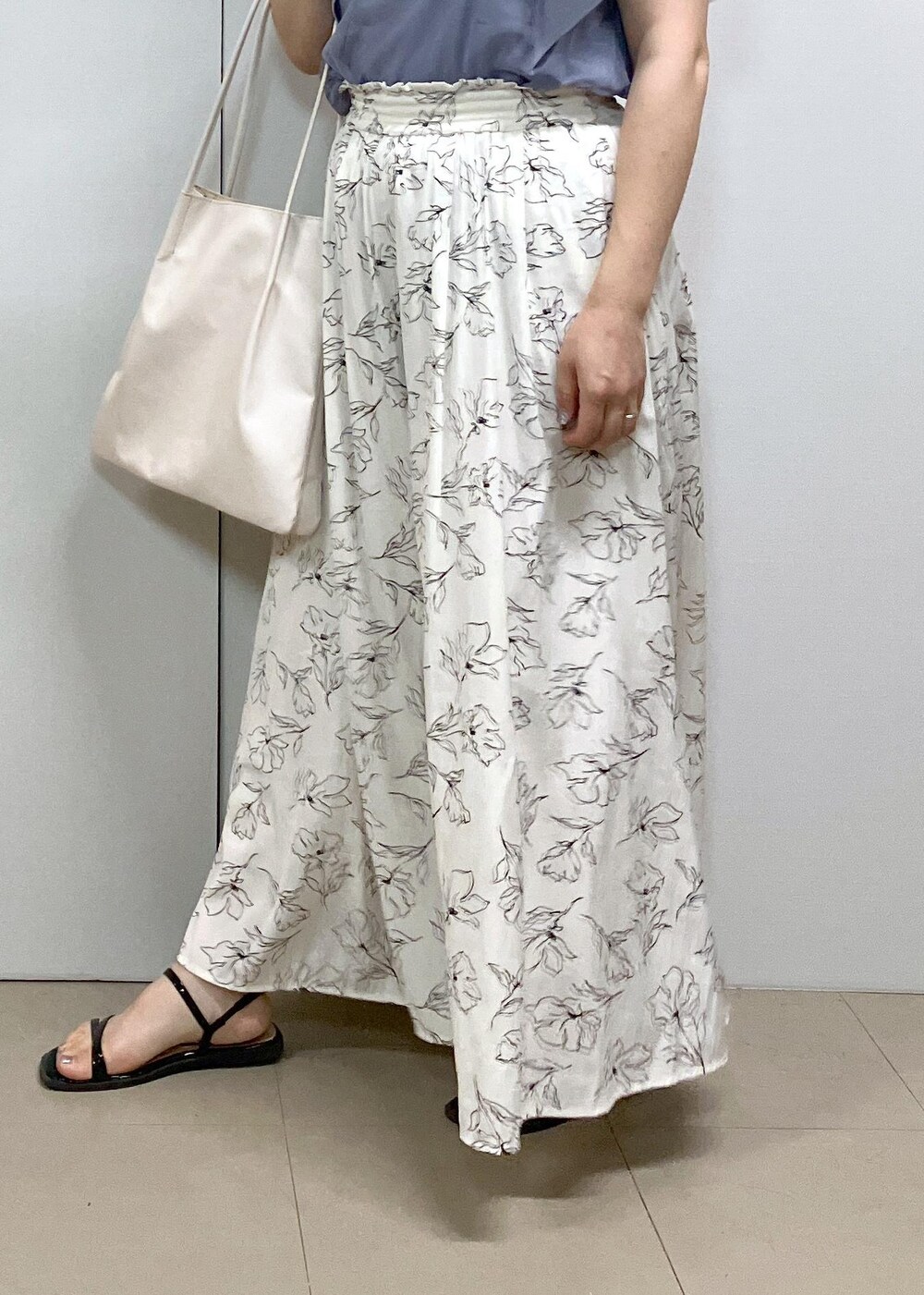 「夏コーデ、デートコーデ、お出かけコーデ、旅行コーデ、推し活コーデ、女子会コーデ、パンツスタイル、体型カバー、ROPÉ PICNIC、ストレート、ブルべ夏、混合、トップス、Tシャツ/カットソー、パンツ」｜「ROPE' PICNICの【UVカット・接触冷感】Cutee チュールフリルトップス（Tシャツ/カットソー、ブルー系）」を使った、ゆんさん（レディース・155cm）の春コーディネートの7枚目の写真