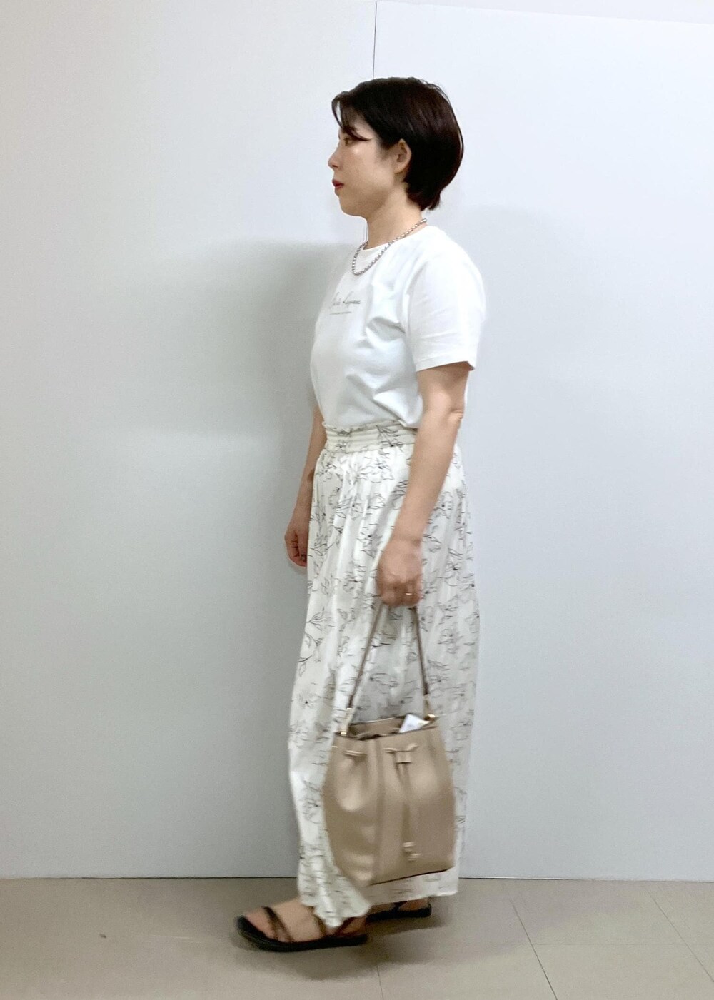 「夏コーデ、お出かけコーデ、旅行コーデ、女子会コーデ、大人カジュアル、ROPÉ PICNIC、ストレート、ブルべ夏、混合、トップス、Tシャツ/カットソー、パンツ、バッグ、ショルダーバッグ、GDM15340」｜「ROPE' PICNICのイージースカーチョ/UVカット・洗濯機OK（その他パンツ、ホワイト系）」を使った、ゆんさん（レディース・155cm）の夏コーディネートの2枚目の写真
