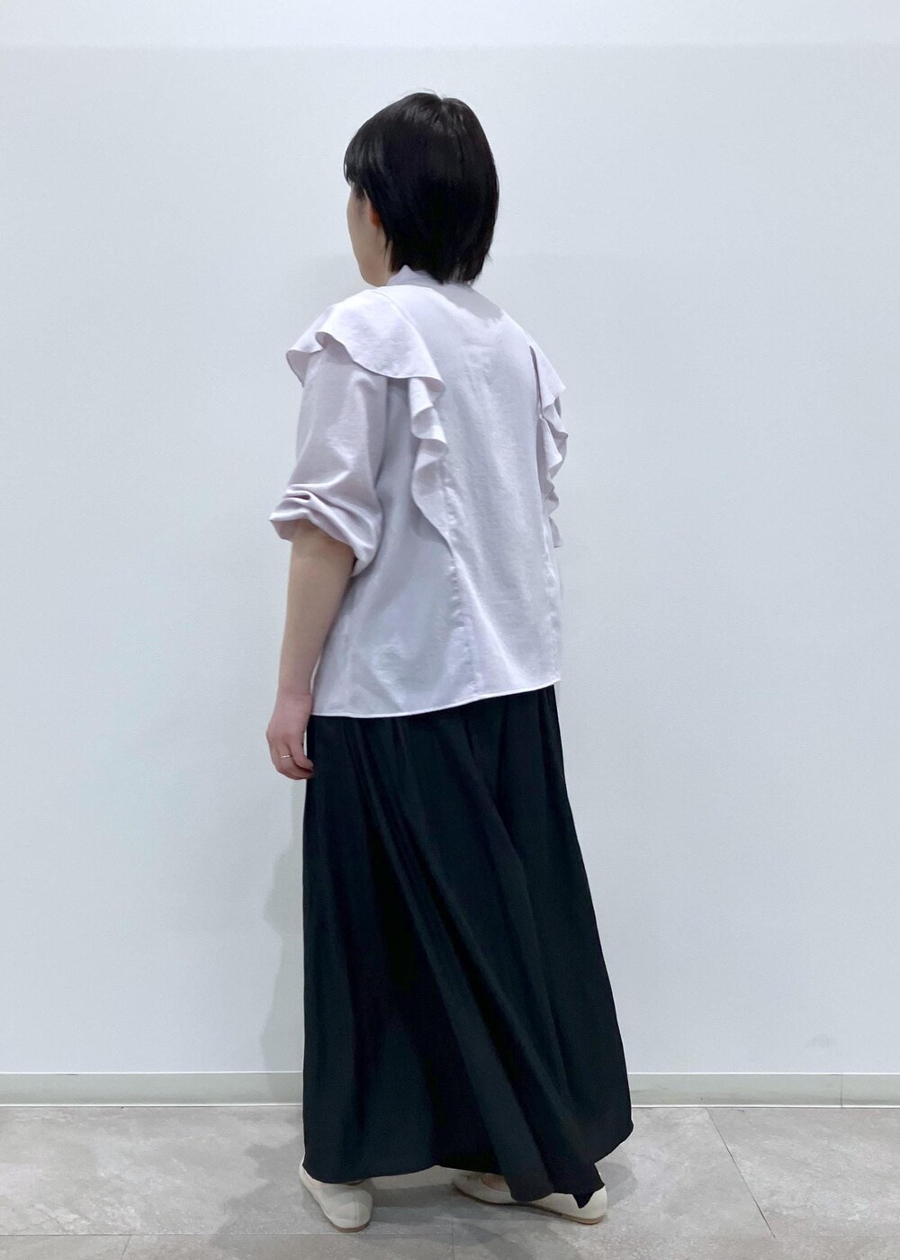「春コーデ、初夏コーデ、授業参観日コーデ、女子会コーデ、パンツスタイル、体型カバー、ROPÉ PICNIC、ストレート、ブルべ夏、混合、トップス、シャツ/ブラウス、パンツ、バッグ、ショルダーバッグ」｜「ROPE' PICNICのラッフルリボンデザインシャツ（シャツ/ブラウス、ピンク系）」を使った、ゆんさん（レディース・155cm）の春コーディネートの4枚目の写真