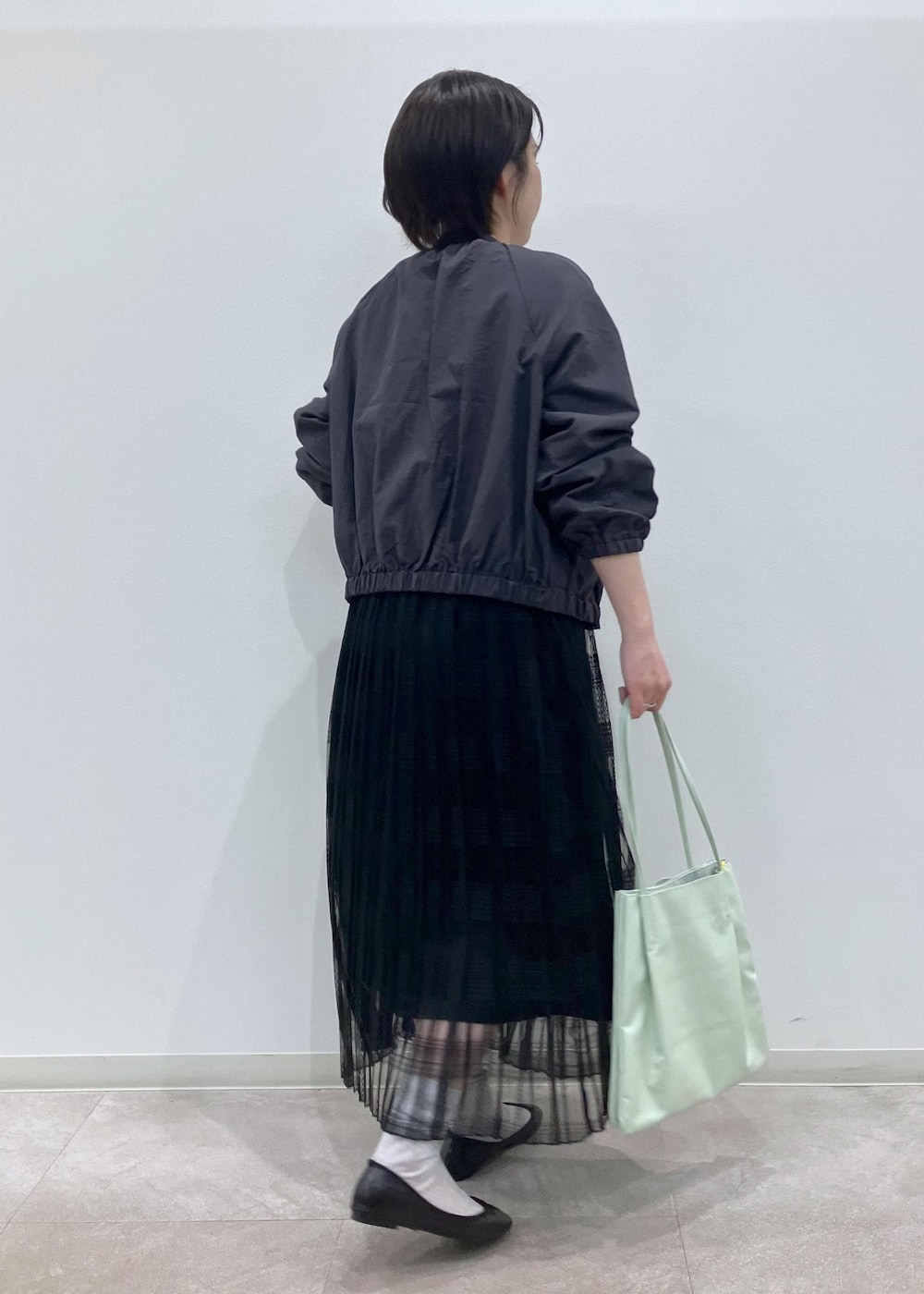 「春コーデ、初夏コーデ、夏コーデ、お出かけコーデ、女子会コーデ、スカートスタイル、ROPÉ PICNIC、ストレート、ブルべ夏、混合、トップス、ニット/セーター、ジャケット/アウター、ブルゾン、スカート」｜「ROPE' PICNICのレイヤードにも/プリーツレーススカート（スカート、ブラック系）」を使った、ゆんさん（レディース・155cm）の春コーディネートの2枚目の写真