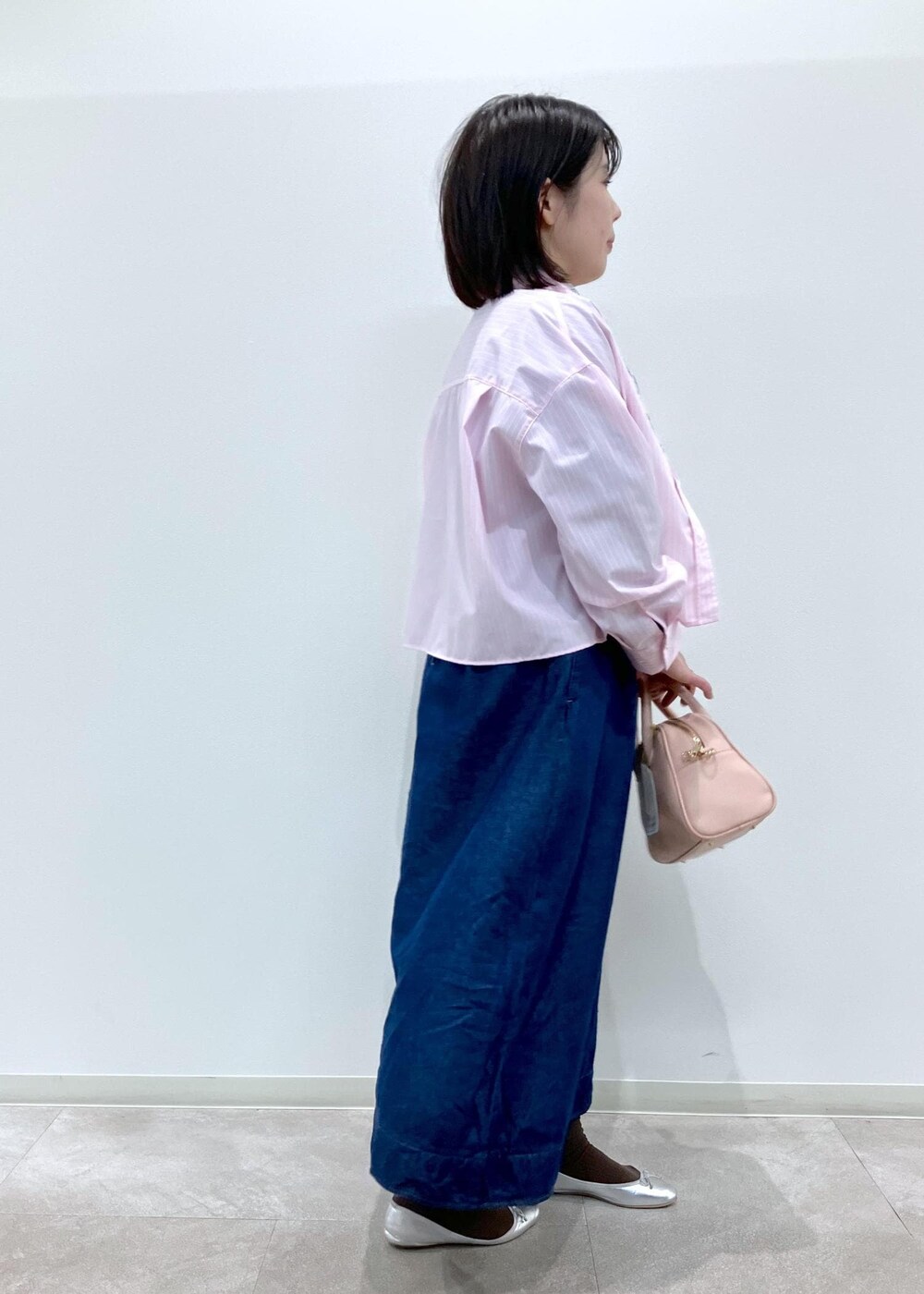 「お花見コーデ、春コーデ、お出かけコーデ、推し活コーデ、女子会コーデ、体型カバー、ROPÉ PICNIC、ストレート、ブルべ夏、混合、トップス、シャツ/ブラウス、ワンピース、バッグ、ボストンバッグ」｜「ROPE' PICNICのデニムワンピース（ワンピース、ブルー系）」を使った、ゆんさん（レディース・155cm）の春コーディネートの3枚目の写真