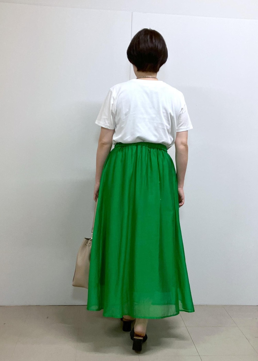 「夏コーデ、お出かけコーデ、推し活コーデ、女子会コーデ、スカートスタイル、ROPÉ PICNIC、ストレート、ブルべ夏、混合、トップス、Tシャツ/カットソー、スカート、バッグ、ショルダーバッグ、シューズ」｜「ROPE' PICNICのエアリーシアーギャザーロングスカート（スカート、グリーン系）」を使った、ゆんさん（レディース・155cm）の夏コーディネートの3枚目の写真