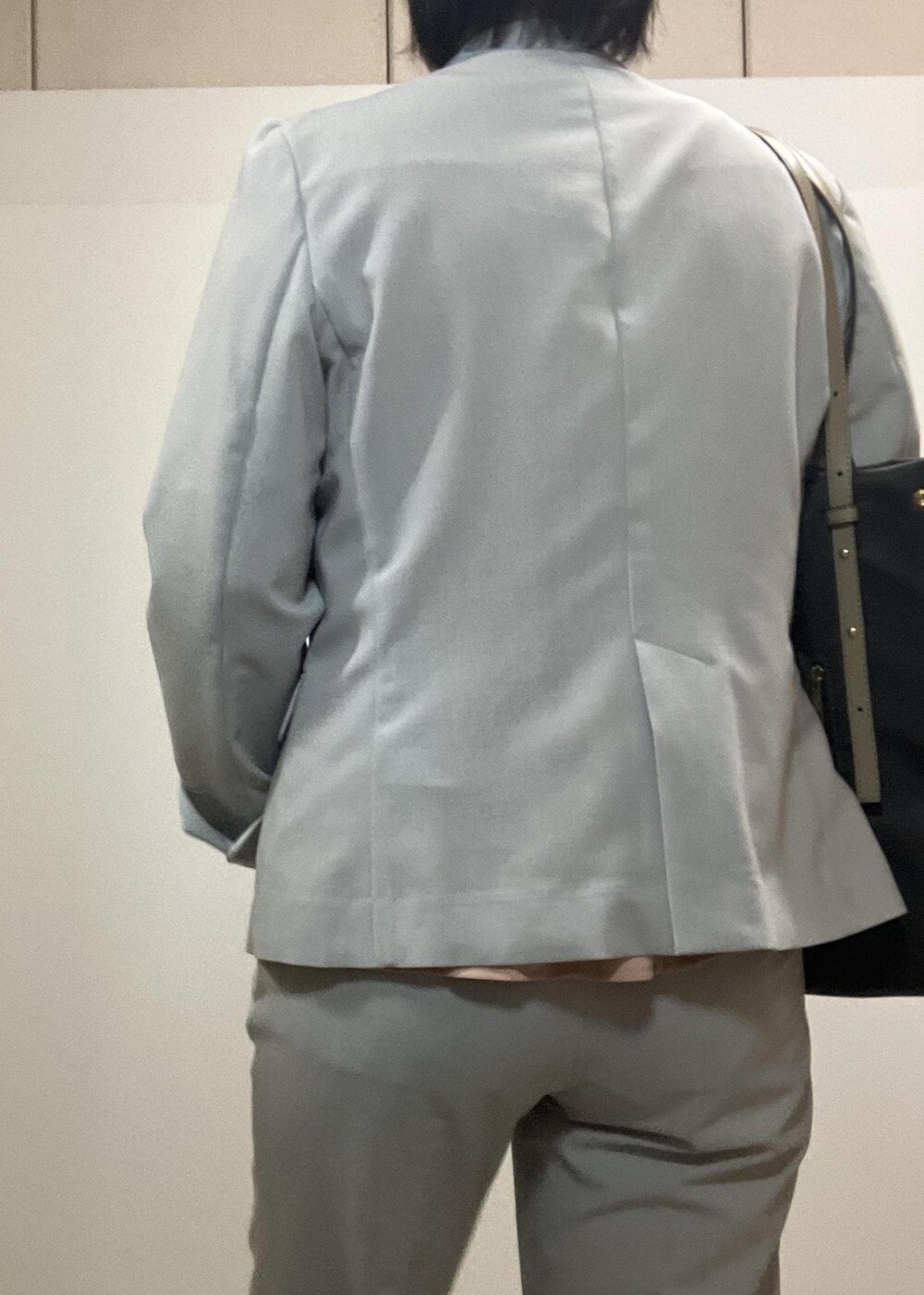 「春のお仕事服_pickup、初夏コーデ、夏コーデ、初秋コーデ、お仕事コーデ、授業参観日コーデ、きれいめコーデ、ROPÉ PICNIC、ストレート、ブルべ夏、混合、トップス、シャツ/ブラウス、ジャケット/アウター、ノーカラージャケット」｜「ROPE' PICNICの多機能ランダムタックハーフスリーブブラウス / 通勤にも（シャツ/ブラウス、オレンジ系）」を使った、ゆんさん（レディース・155cm）の春コーディネートの4枚目の写真