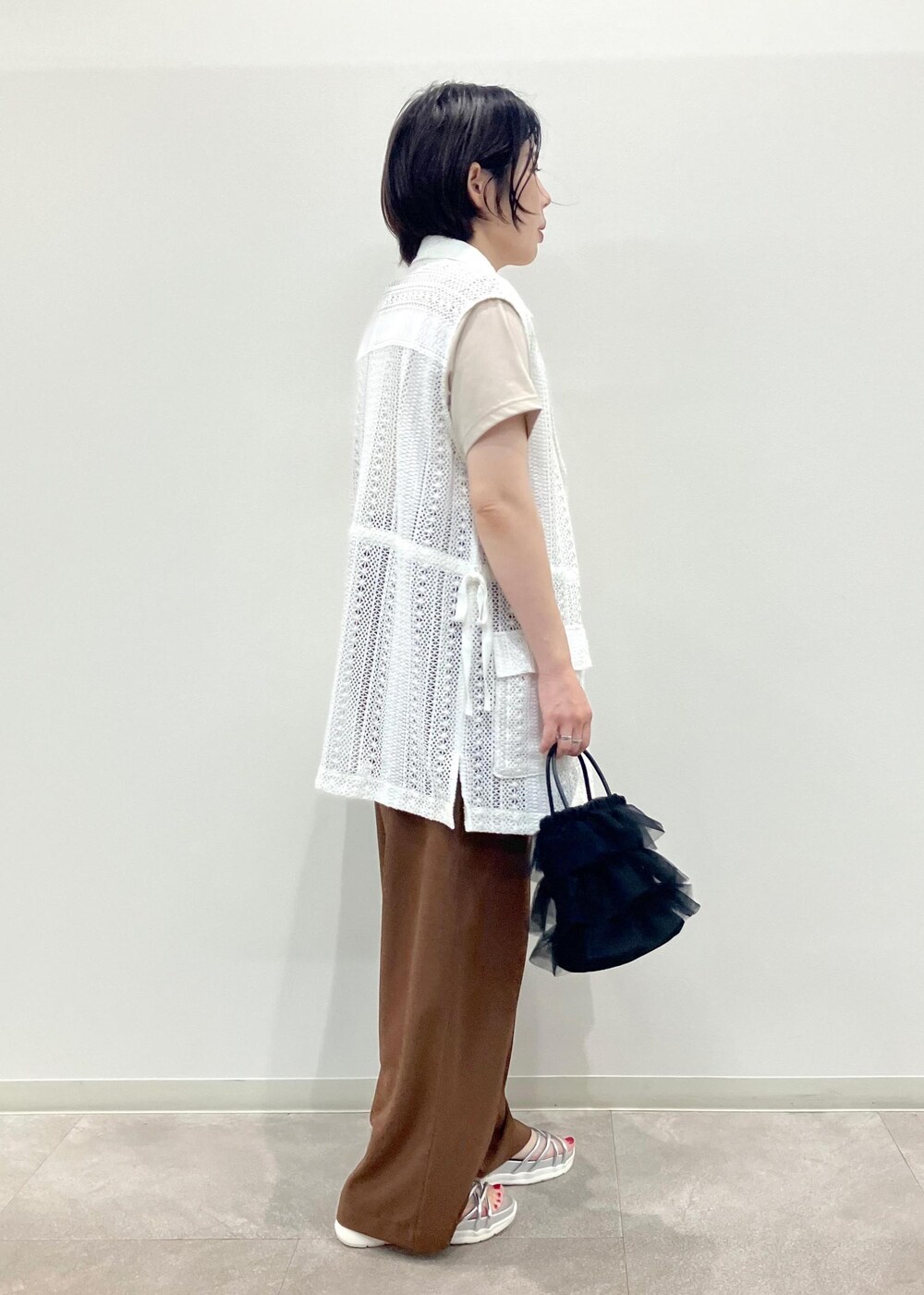 「夏コーデ、お出かけコーデ、大人カジュアル、ROPÉ PICNIC、ストレート、ブルべ夏、混合、低身長、トップス、Tシャツ/カットソー、ベスト、パンツ、バッグ、ショルダーバッグ、シューズ」｜「ROPE' PICNICのレースミリタリージレ（ベスト、ホワイト系）」を使った、ゆんさん（レディース・155cm）の夏コーディネートの3枚目の写真