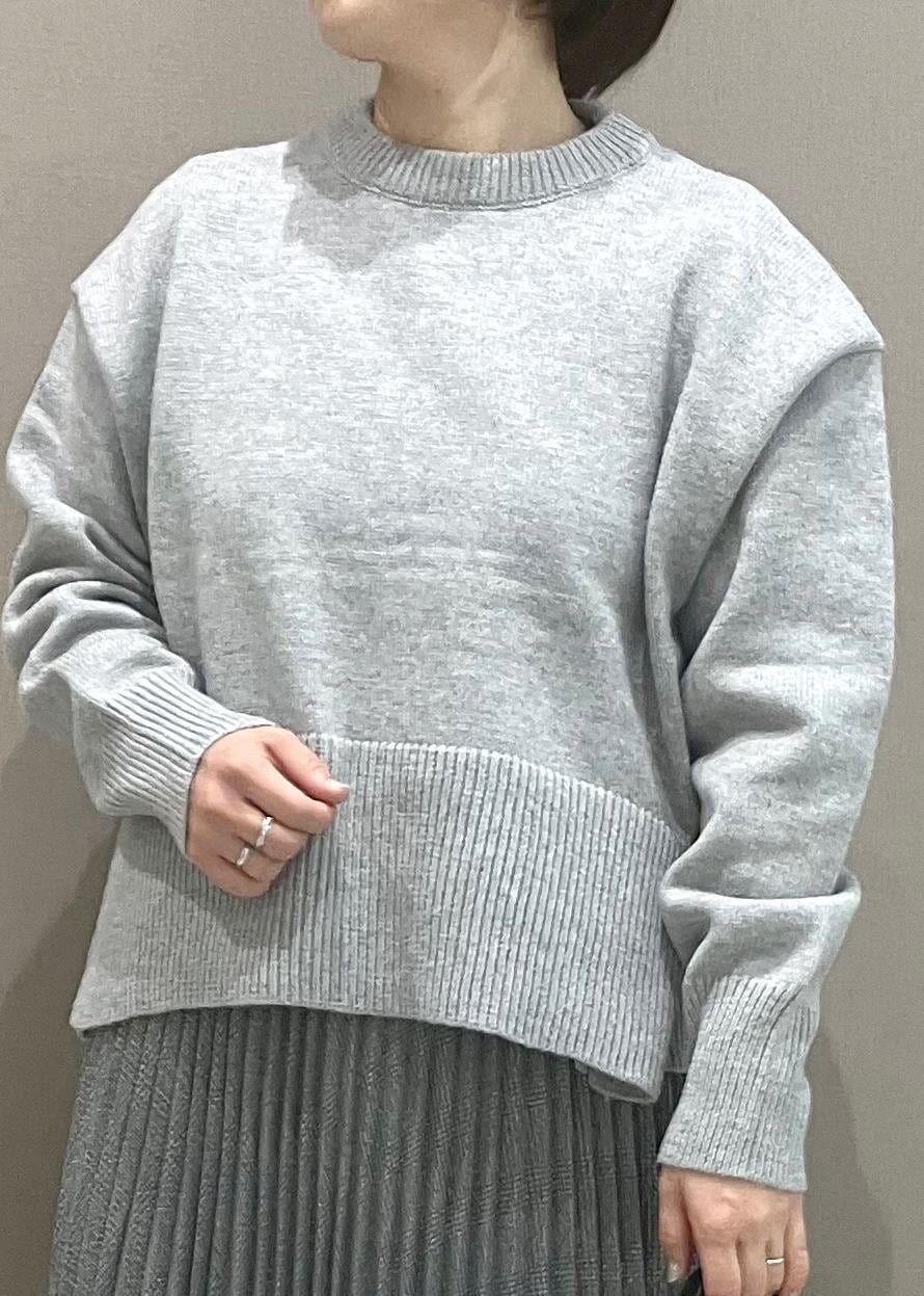 グレー系のニット/セーター、ブラック系のブーツ、ブラック系のトートバッグを着用したレディースの秋コーディネートの7枚目の写真