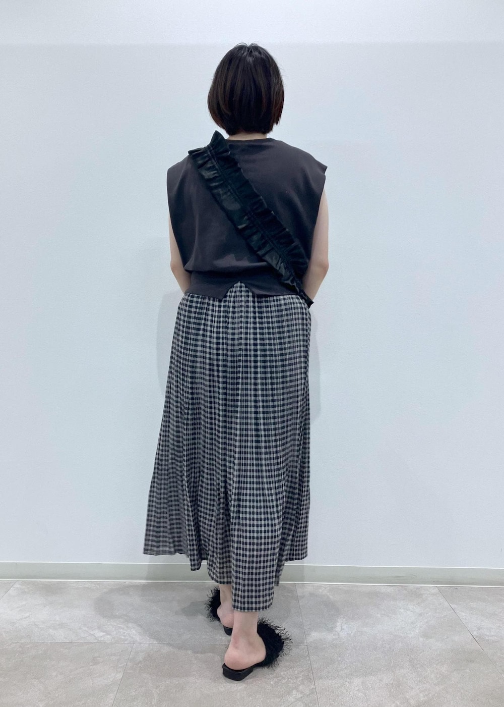「初秋コーデ、秋コーデ、お出かけコーデ、スカートスタイル、ROPÉ PICNIC、ストレート、ブルべ夏、混合、低身長、トップス、スウェット、スカート、バッグ、ショルダーバッグ、シューズ」｜「ROPE' PICNICのシャーリングフリルショルダーバッグ（ショルダーバッグ、ブラック系）」を使った、ゆんさん（レディース・155cm）の夏コーディネートの3枚目の写真