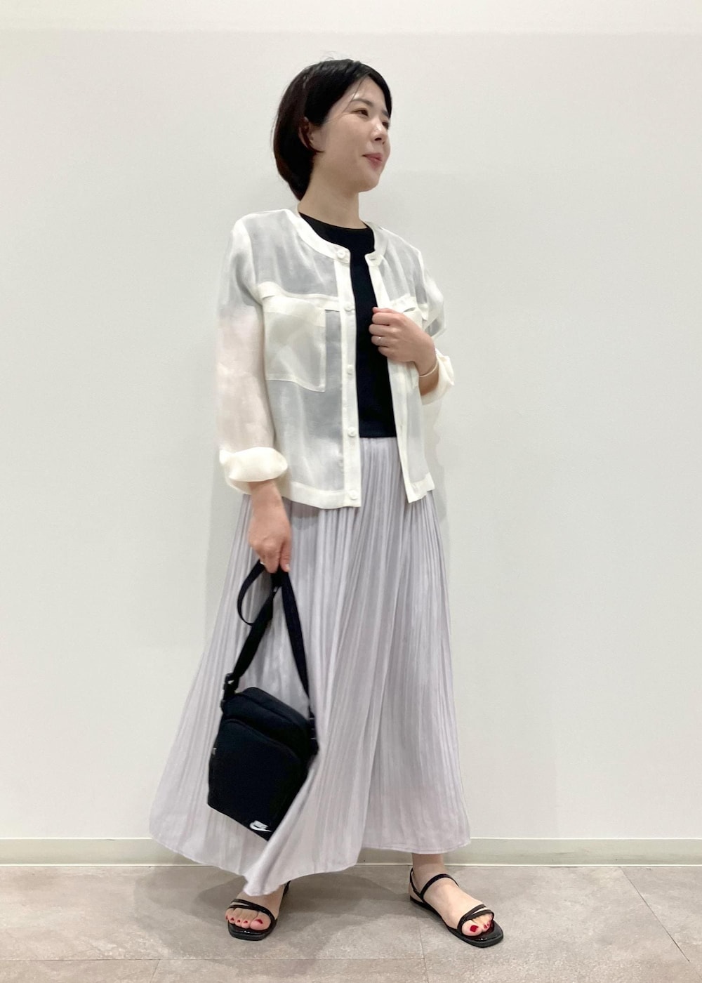 「春コーデ、お出かけコーデ、大人カジュアル、ROPÉ PICNIC、ストレート、ブルべ夏、混合、低身長、トップス、カーディガン、スカート、バッグ、ショルダーバッグ、シューズ、サンダル」｜「ROPE' PICNICのスキニーストラップフラットサンダル（サンダル、ブラック系）」を使った、ゆんさん（レディース・155cm）の夏コーディネートの3枚目の写真