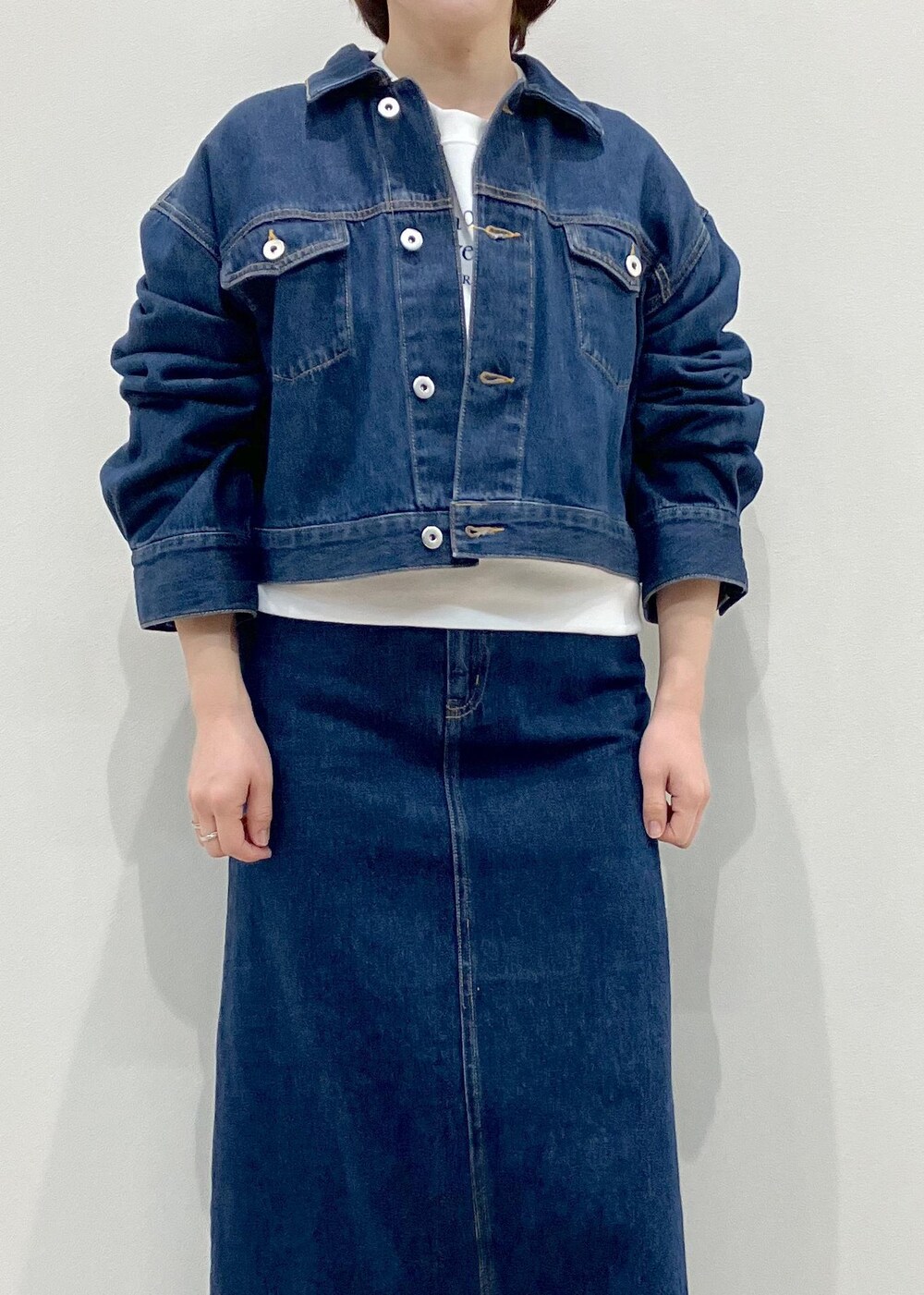 「デニム、スエット、デニムジャケット、Gジャン、デニムスカート、スカート、ロングスカート、アウター、ローファー、R、ROPEPICNIC、ROPE PICNIC、ROPÉ PICNIC R、ロペピクニック、ハルタ」｜「ROPE' PICNICのROPE' PICNIC PASSAGE byHARUTA/エナメルビット付フラットローファー（ローファー、ホワイト系）」を使った、ゆんさん（レディース・155cm）の冬コーディネートの4枚目の写真