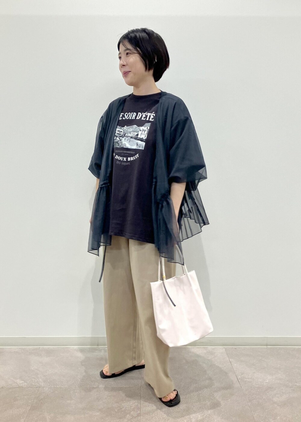 「GIX14090、GIA14190、GSM14040、GDS14130、GDK14090、大人カジュアル、骨格ストレート、24SS夏の新作、麻調シアーシリーズ、セットアップ対応、ワイドパンツ、サンダル、デザインT、Tシャツ、トップス」｜「ROPE' PICNICの洗えるメッシュハンドルミドルトートバッグ（トートバッグ、ホワイト系）」を使った、ゆんさん（レディース・155cm）の夏コーディネートの2枚目の写真
