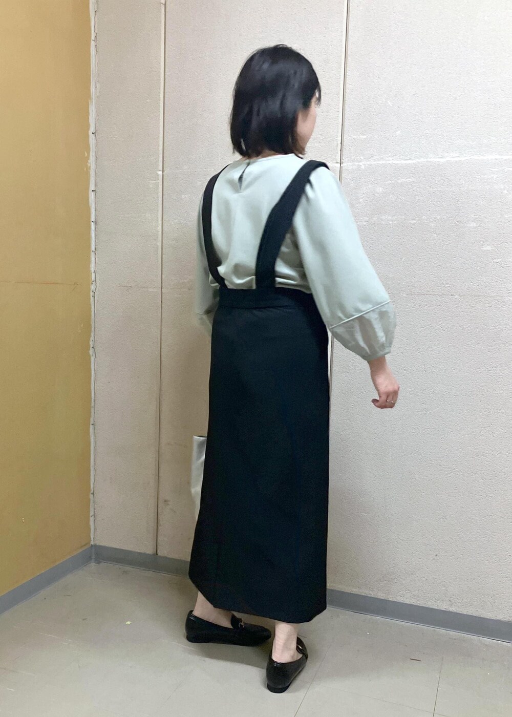 「春コーデ、授業参観日コーデ、お出かけコーデ、推し活コーデ、女子会コーデ、シンプルコーデ、ROPÉ PICNIC、ストレート、ブルべ夏、混合、トップス、Tシャツ/カットソー、ワンピース、ジャンパースカート、バッグ」｜「ROPE' PICNICの【累計25,000点突破】洗えるメッシュハンドルミドルトートバッグ（トートバッグ、シルバー系）」を使った、ゆんさん（レディース・155cm）の春コーディネートの3枚目の写真