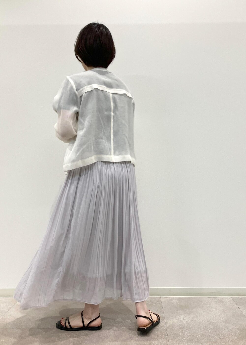 「春コーデ、お出かけコーデ、大人カジュアル、ROPÉ PICNIC、ストレート、ブルべ夏、混合、低身長、トップス、カーディガン、スカート、バッグ、ショルダーバッグ、シューズ、サンダル」｜「ROPE' PICNICのスキニーストラップフラットサンダル（サンダル、ブラック系）」を使った、ゆんさん（レディース・155cm）の夏コーディネートの4枚目の写真
