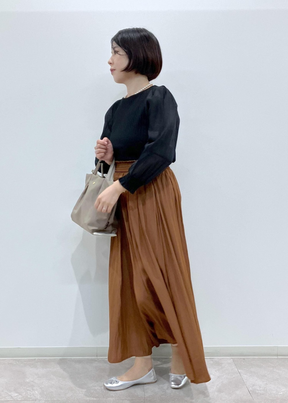 「初秋コーデ、秋コーデ、お仕事コーデ、お出かけコーデ、パンツスタイル、きれいめコーデ、ROPÉ PICNIC、ストレート、ブルべ夏、混合、低身長、トップス、Tシャツ/カットソー、パンツ、バッグ」｜「Legato Largoの【一部店舗限定】【Legato Largo/レガートラルゴ】肩楽ショルダーバッグ（ショルダーバッグ、ブラウン系）」を使った、ゆんさん（レディース・155cm）の秋コーディネートの4枚目の写真
