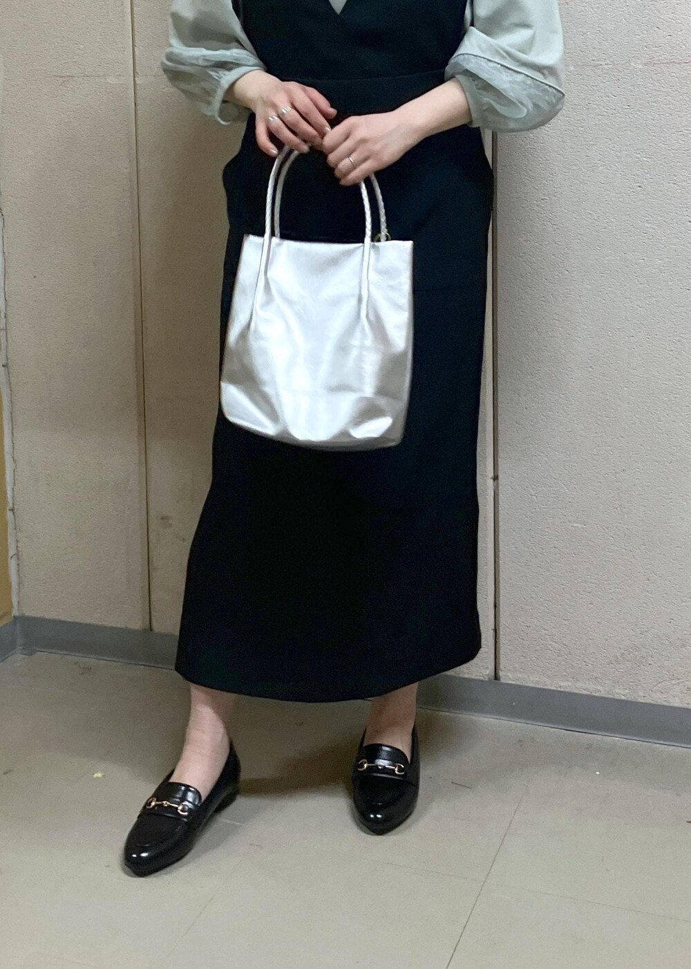 「春コーデ、授業参観日コーデ、お出かけコーデ、推し活コーデ、女子会コーデ、シンプルコーデ、ROPÉ PICNIC、ストレート、ブルべ夏、混合、トップス、Tシャツ/カットソー、ワンピース、ジャンパースカート、バッグ」｜「ROPE' PICNICの【累計25,000点突破】洗えるメッシュハンドルミドルトートバッグ（トートバッグ、シルバー系）」を使った、ゆんさん（レディース・155cm）の春コーディネートの5枚目の写真