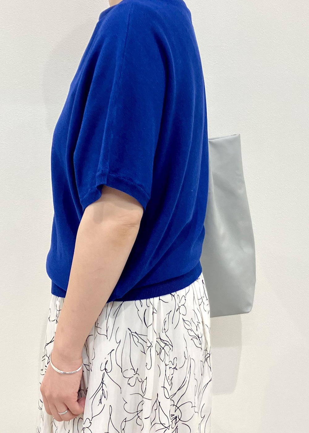 「夏コーデ、お出かけコーデ、大人カジュアル、ROPÉ PICNIC、ストレート、ブルべ夏、混合、低身長、トップス、ニット/セーター、パンツ、バッグ、トートバッグ、シューズ、パンプス」｜「ROPE' PICNICの【新色追加】スクエアトゥセンターシーム甲深バブーシュ（パンプス、ブラック系）」を使った、ゆんさん（レディース・155cm）の夏コーディネートの7枚目の写真