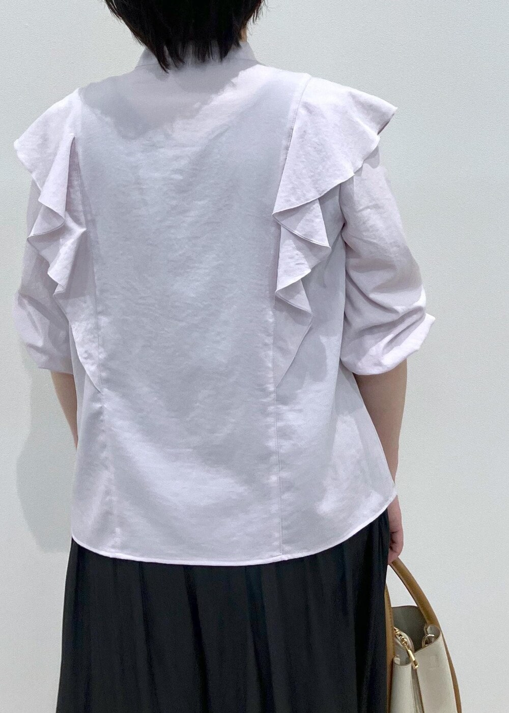 「春コーデ、初夏コーデ、授業参観日コーデ、女子会コーデ、パンツスタイル、体型カバー、ROPÉ PICNIC、ストレート、ブルべ夏、混合、トップス、シャツ/ブラウス、パンツ、バッグ、ショルダーバッグ」｜「ROPE' PICNICのラッフルリボンデザインシャツ（シャツ/ブラウス、ピンク系）」を使った、ゆんさん（レディース・155cm）の春コーディネートの6枚目の写真