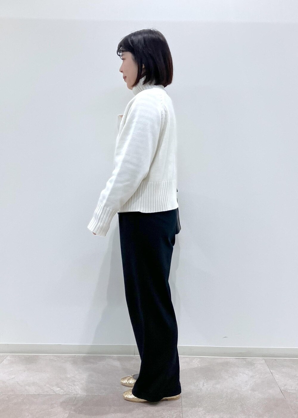 「冬コーデ、お出かけコーデ、パンツスタイル、ROPÉ PICNIC、ストレート、ブルべ夏、混合、トップス、ニット/セーター、パンツ、バッグ、ショルダーバッグ、シューズ、バレエシューズ、GDM54120」｜「ROPE' PICNICのハイネックラグランニットプルオーバー/帯電防止・洗濯機OK・新色追加（ニット/セーター、ホワイト系）」を使った、ゆんさん（レディース・155cm）の冬コーディネートの2枚目の写真