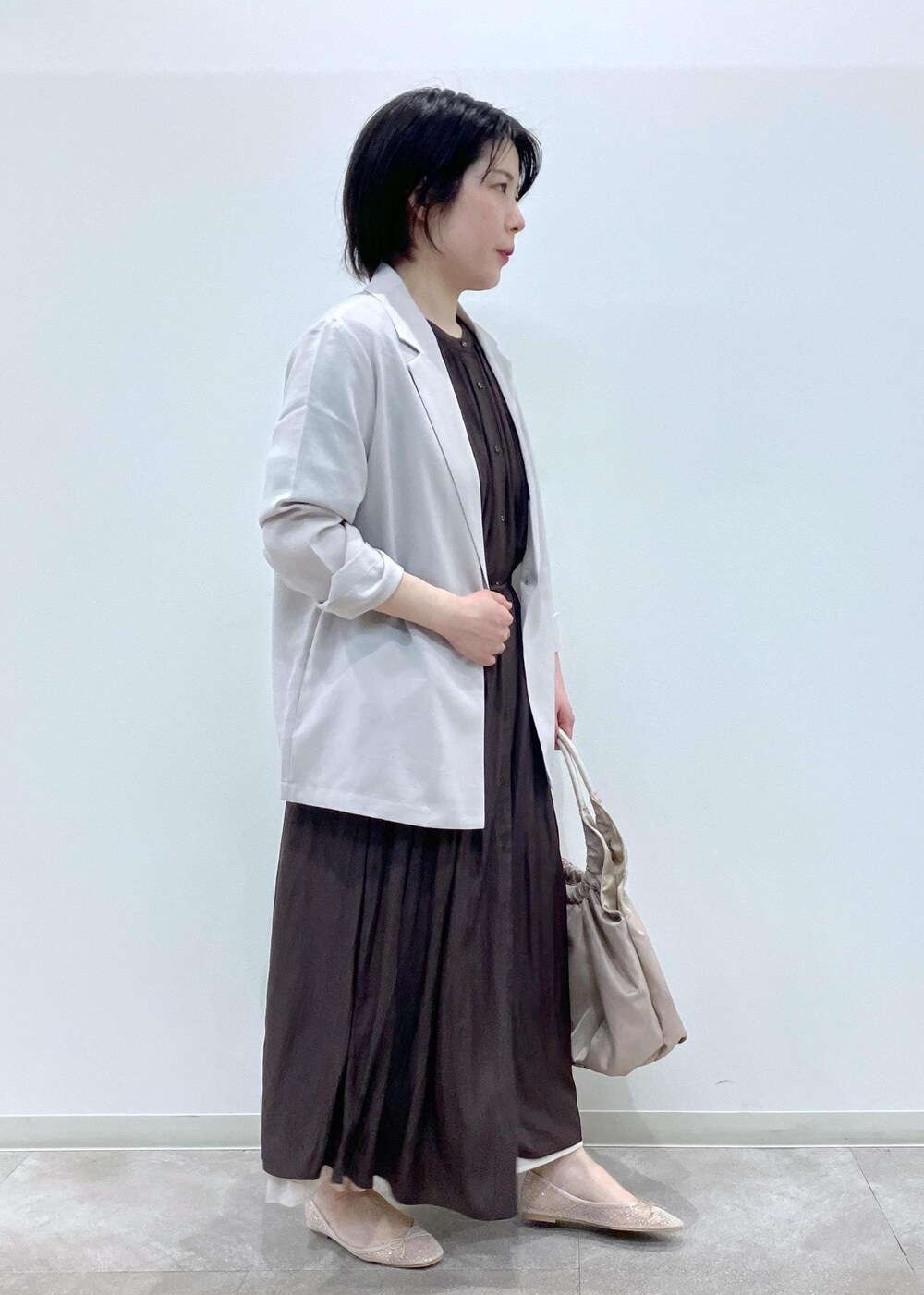 「初夏コーデ、夏コーデ、初秋コーデ、デートコーデ、お出かけコーデ、旅行コーデ、女子会コーデ、レイヤード、スカートスタイル、体型カバー、ROPÉ PICNIC、ストレート、ブルべ夏、混合、ジャケット/アウター」｜「ROPE' PICNICの着丈選べる/接触冷感・UVカット/割繊ハーフスリーブワンピース（ワンピース、ブラウン系）」を使った、ゆんさん（レディース・155cm）の春コーディネートの4枚目の写真