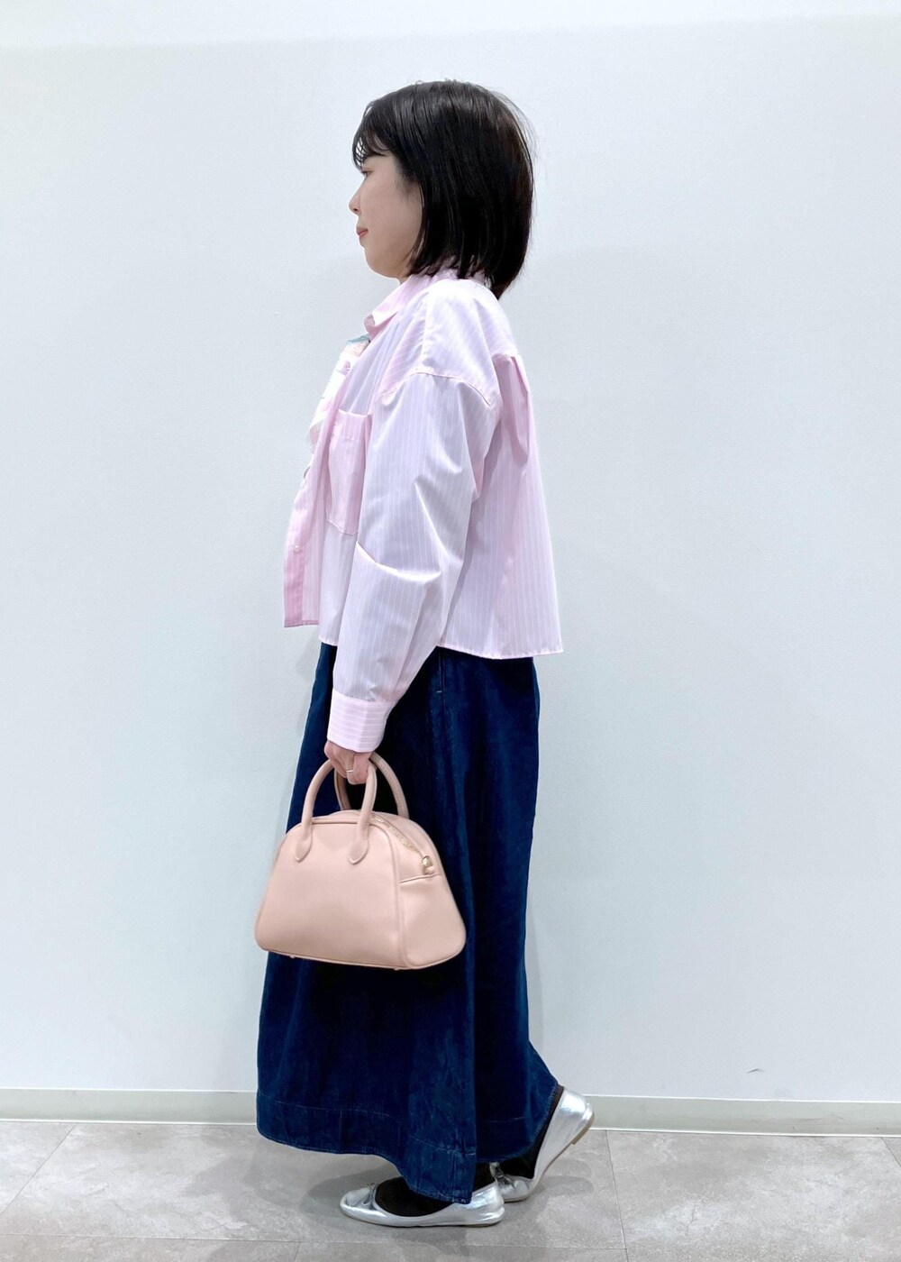 「お花見コーデ、春コーデ、お出かけコーデ、推し活コーデ、女子会コーデ、体型カバー、ROPÉ PICNIC、ストレート、ブルべ夏、混合、トップス、シャツ/ブラウス、ワンピース、バッグ、ボストンバッグ」｜「ROPE' PICNICのデニムワンピース（ワンピース、ブルー系）」を使った、ゆんさん（レディース・155cm）の春コーディネートの2枚目の写真