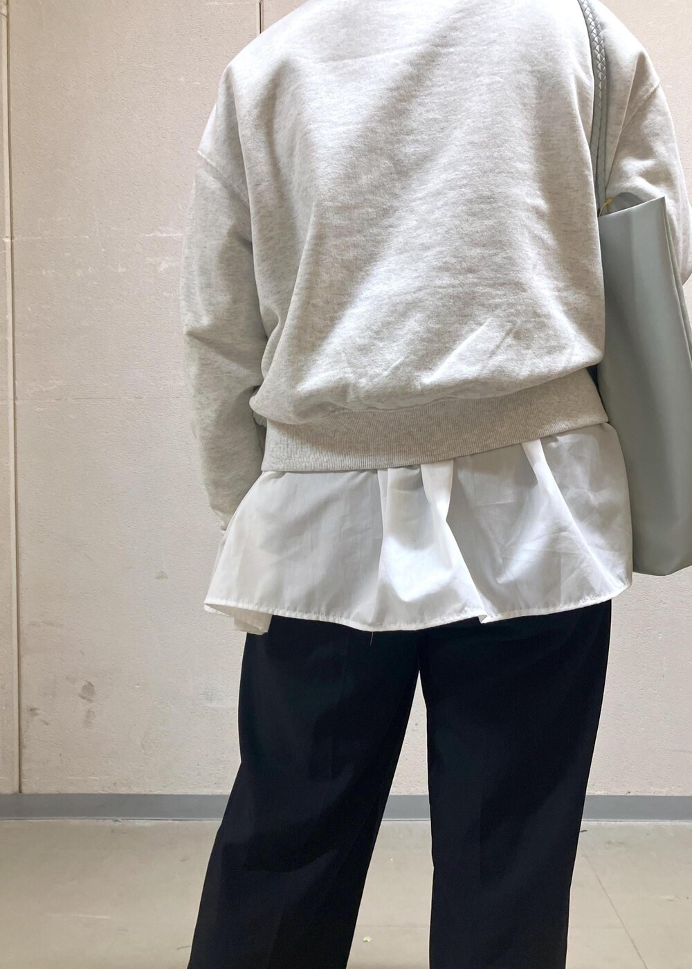 「初春コーデ、春コーデ、お出かけコーデ、フェスコーデ、女子会コーデ、大人カジュアル、レイヤード、パンツスタイル、体型カバー、ROPÉ PICNIC、ストレート、ブルべ夏、混合、トップス、シャツ/ブラウス」｜「ROPE' PICNICの花粉ガード・シワになりにくい/ギャザーシャツブラウス（シャツ/ブラウス、ホワイト系）」を使った、ゆんさん（レディース・155cm）の冬コーディネートの7枚目の写真