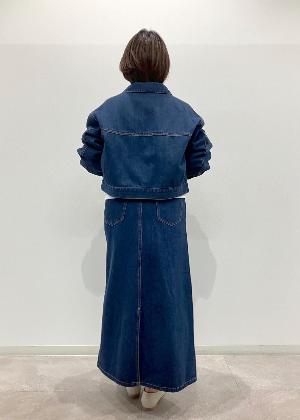 「デニム、スエット、デニムジャケット、Gジャン、デニムスカート、スカート、ロングスカート、アウター、ローファー、R、ROPEPICNIC、ROPE PICNIC、ROPÉ PICNIC R、ロペピクニック、ハルタ」｜「ROPE' PICNICのROPE' PICNIC PASSAGE byHARUTA/エナメルビット付フラットローファー（ローファー、ホワイト系）」を使った、ゆんさん（レディース・155cm）の冬コーディネートの2枚目の写真