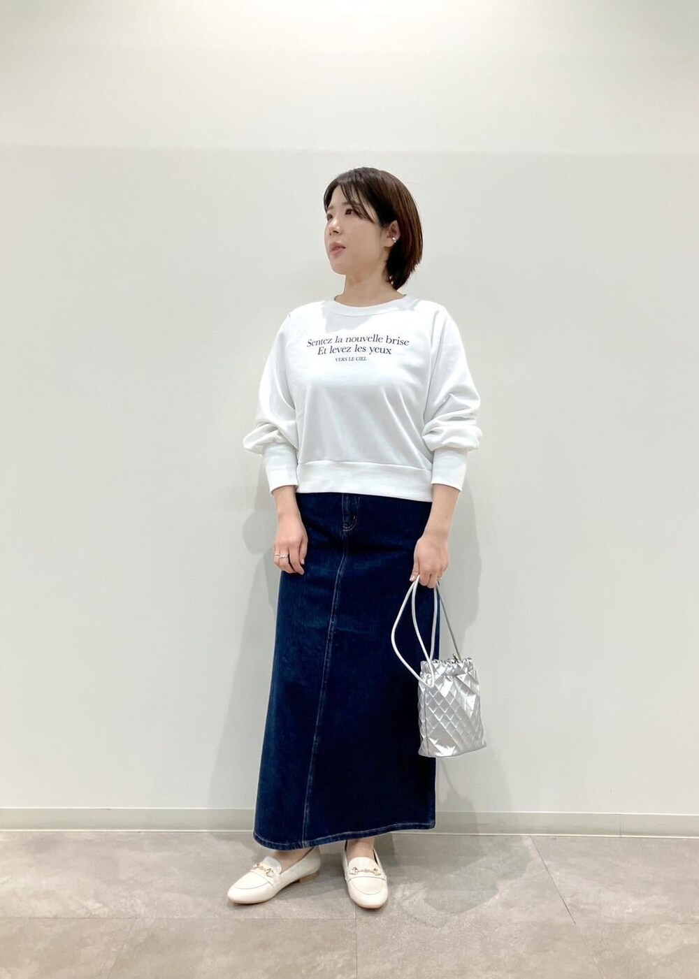 「GSC14030、GDM14020、GSK14000、GIX14110、GIA14000、骨格ストレート、デニム、デニムスカート、シューズ、カーディガン、スエット、ロゴ、R、ROPEPICNIC、ROPE PICNIC」｜「ROPE' PICNICのROPE' PICNIC PASSAGE byHARUTA/エナメルビット付フラットローファー（ローファー、ホワイト系）」を使った、ゆんさん（レディース・155cm）の冬コーディネートの3枚目の写真
