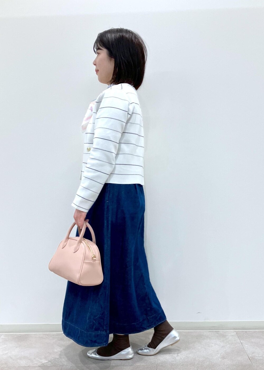 「春コーデ、運動会コーデ、デートコーデ、お出かけコーデ、女子会コーデ、フェミニンコーデ、ROPÉ PICNIC、ストレート、ブルべ夏、混合、トップス、カーディガン、ワンピース、バッグ、ボストンバッグ」｜「ROPE' PICNICのデニムワンピース（ワンピース、ブルー系）」を使った、ゆんさん（レディース・155cm）の春コーディネートの2枚目の写真