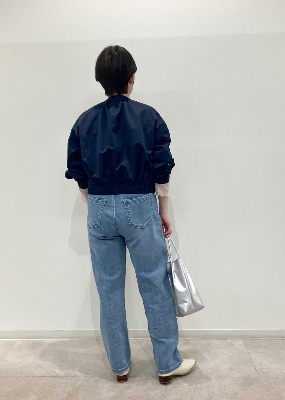 「革命デニム、デニム、ウエストシェイプハイライズマムジーンズ、デニムパンツ、パンツ、GDS14230、GDM14170、シアーラメメロートップス、ヘビーライトブルゾン、撥水加工、シルバーバッグ、トップス、GIX14090、アウター、ライトアウター」｜「ROPE' PICNICの【新色追加】洗えるメッシュハンドルミドルトートバッグ（トートバッグ、シルバー系）」を使った、ゆんさん（レディース・155cm）の春コーディネートの3枚目の写真