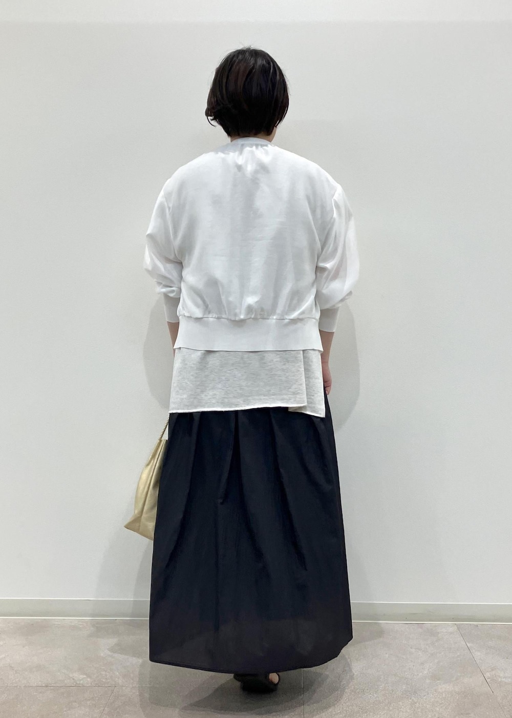 「夏コーデ、お出かけコーデ、スカートスタイル、ROPÉ PICNIC、ストレート、ブルべ夏、混合、低身長、トップス、Tシャツ/カットソー、カーディガン、スカート、バッグ、トートバッグ、シューズ」｜「ROPE' PICNICのスキニーストラップフラットサンダル（サンダル、ブラック系）」を使った、ゆんさん（レディース・155cm）の夏コーディネートの4枚目の写真
