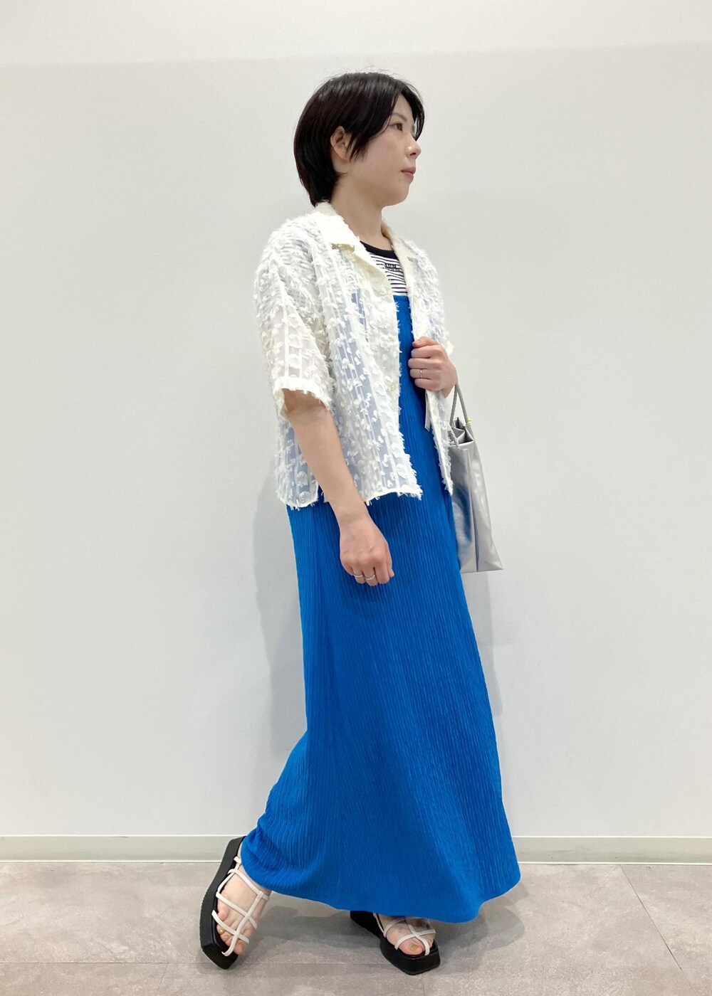 「GDH14200、GSE14060、GSM14120、GIA14230、GIX14090、カジュアル、大人カジュアル、ボーダー、トップス、Tシャツ、キャミワンピ、スキニーストラッププラットフォームサンダル、リンガーTシャツ、カットジャガードキャミワンピース、24SS夏の新作」｜「ROPE' PICNICの【新色追加】洗えるメッシュハンドルミドルトートバッグ（トートバッグ、シルバー系）」を使った、ゆんさん（レディース・155cm）の春コーディネートの2枚目の写真
