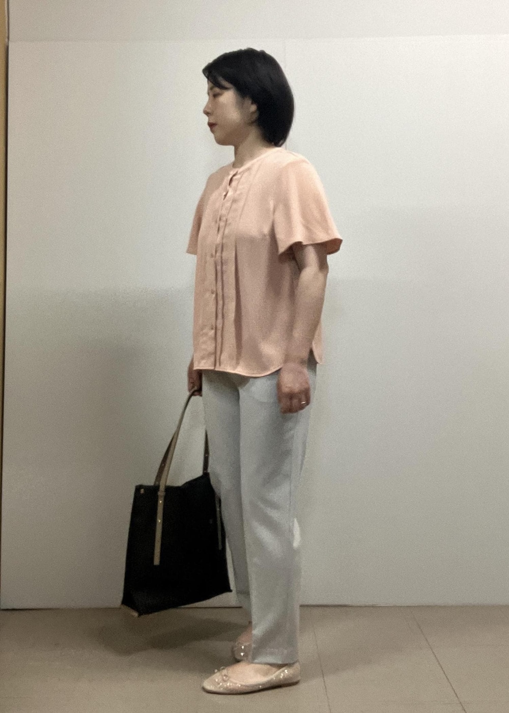 「春のお仕事服_pickup、初夏コーデ、夏コーデ、お仕事コーデ、授業参観日コーデ、パンツスタイル、きれいめコーデ、ROPÉ PICNIC、ストレート、ブルべ夏、混合、トップス、シャツ/ブラウス、パンツ、バッグ」｜「ROPE' PICNICの【AIRina/エアリーナ】軽くてやわらかいシアーグリッターバレエシューズ（バレエシューズ、ホワイト系）」を使った、ゆんさん（レディース・155cm）の春コーディネートの3枚目の写真