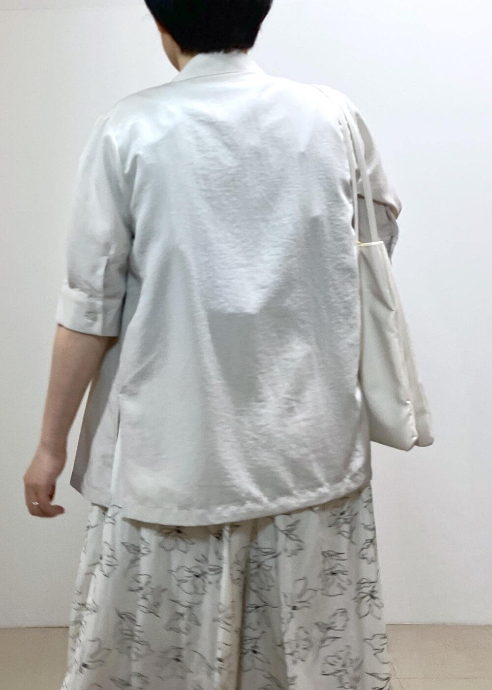 「夏コーデ、初秋コーデ、パンツスタイル、体型カバー、ROPÉ PICNIC、ストレート、ブルべ夏、混合、トップス、Tシャツ/カットソー、シャツ/ブラウス、パンツ、バッグ、トートバッグ、GDH15160」｜「ROPE' PICNICのイージースカーチョ/UVカット・洗濯機OK（その他パンツ、ホワイト系）」を使った、ゆんさん（レディース・155cm）の春コーディネートの6枚目の写真