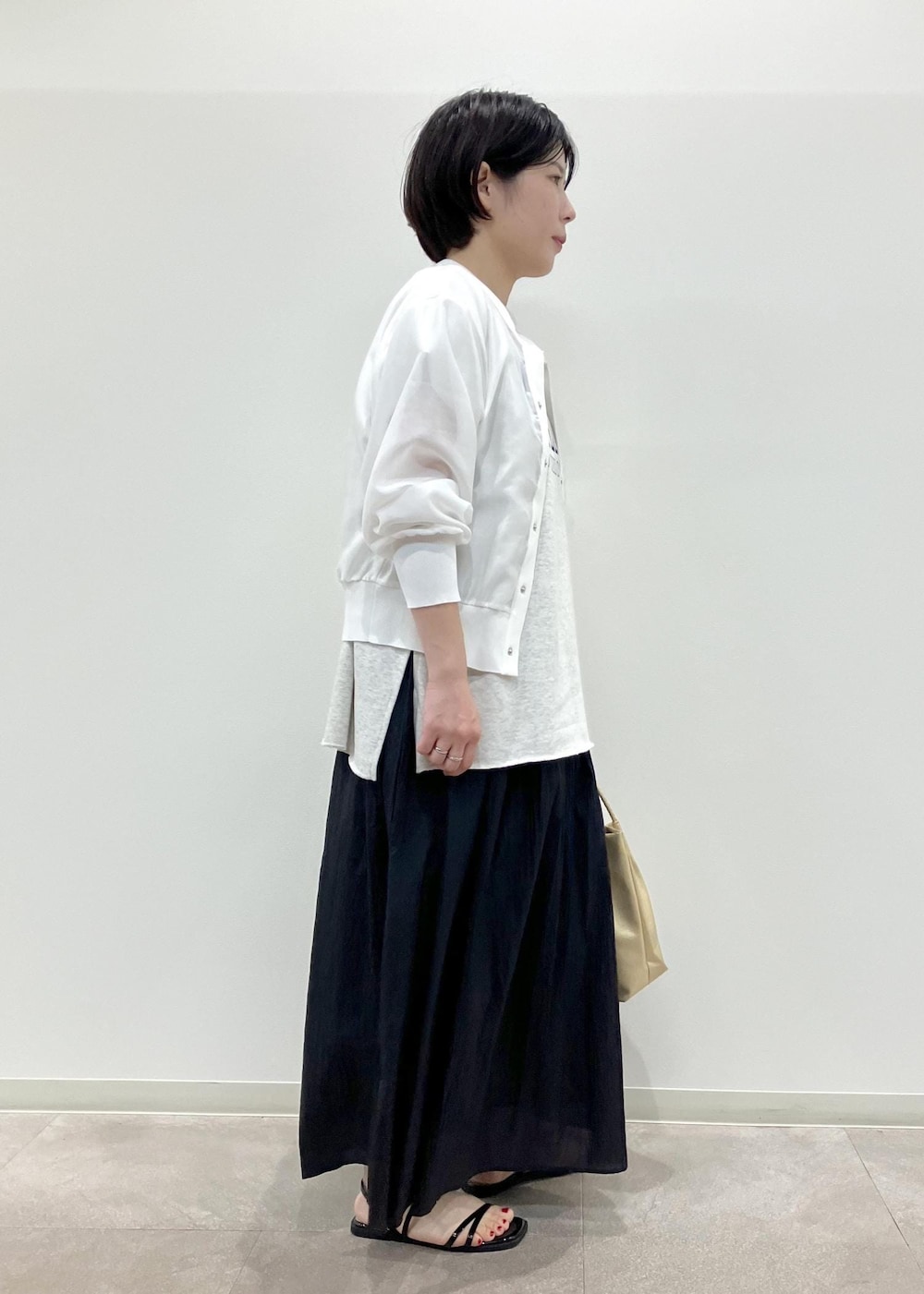 「夏コーデ、お出かけコーデ、スカートスタイル、ROPÉ PICNIC、ストレート、ブルべ夏、混合、低身長、トップス、Tシャツ/カットソー、カーディガン、スカート、バッグ、トートバッグ、シューズ」｜「ROPE' PICNICのスキニーストラップフラットサンダル（サンダル、ブラック系）」を使った、ゆんさん（レディース・155cm）の夏コーディネートの5枚目の写真