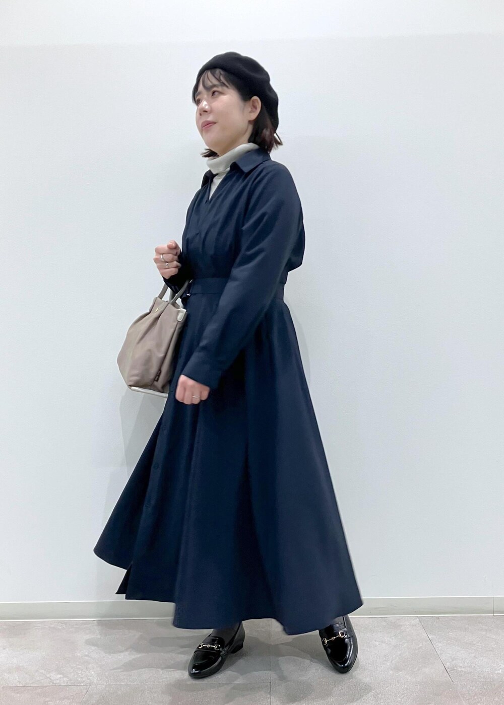 「冬コーデ、授業参観日コーデ、お正月・初詣コーデ、きれいめコーデ、ROPÉ PICNIC、ストレート、ブルべ夏、混合、トップス、ニット/セーター、ワンピース、シャツワンピース、バッグ、ショルダーバッグ、シューズ」｜「Legato Largoの【一部店舗限定】【Legato Largo/レガートラルゴ】肩楽ショルダーバッグ（ショルダーバッグ、ブラウン系）」を使った、ゆんさん（レディース・155cm）の冬コーディネートの2枚目の写真