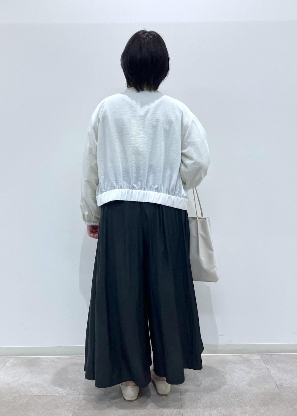 「春コーデ、初夏コーデ、夏コーデ、運動会コーデ、お出かけコーデ、旅行コーデ、女子会コーデ、大人カジュアル、ROPÉ PICNIC、ストレート、ブルべ夏、混合、トップス、シャツ/ブラウス、カーディガン」｜「ROPE' PICNICのイージースカーチョ/UVカット・洗濯機OK（その他パンツ、ホワイト系）」を使った、ゆんさん（レディース・155cm）の春コーディネートの2枚目の写真