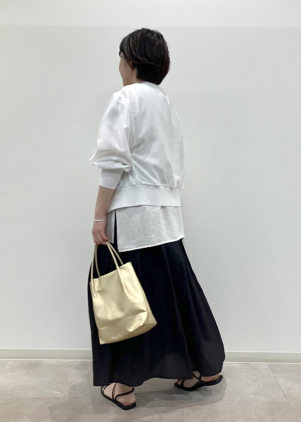 「夏コーデ、お出かけコーデ、スカートスタイル、ROPÉ PICNIC、ストレート、ブルべ夏、混合、低身長、トップス、Tシャツ/カットソー、カーディガン、スカート、バッグ、トートバッグ、シューズ」｜「ROPE' PICNICのスキニーストラップフラットサンダル（サンダル、ブラック系）」を使った、ゆんさん（レディース・155cm）の夏コーディネートの3枚目の写真