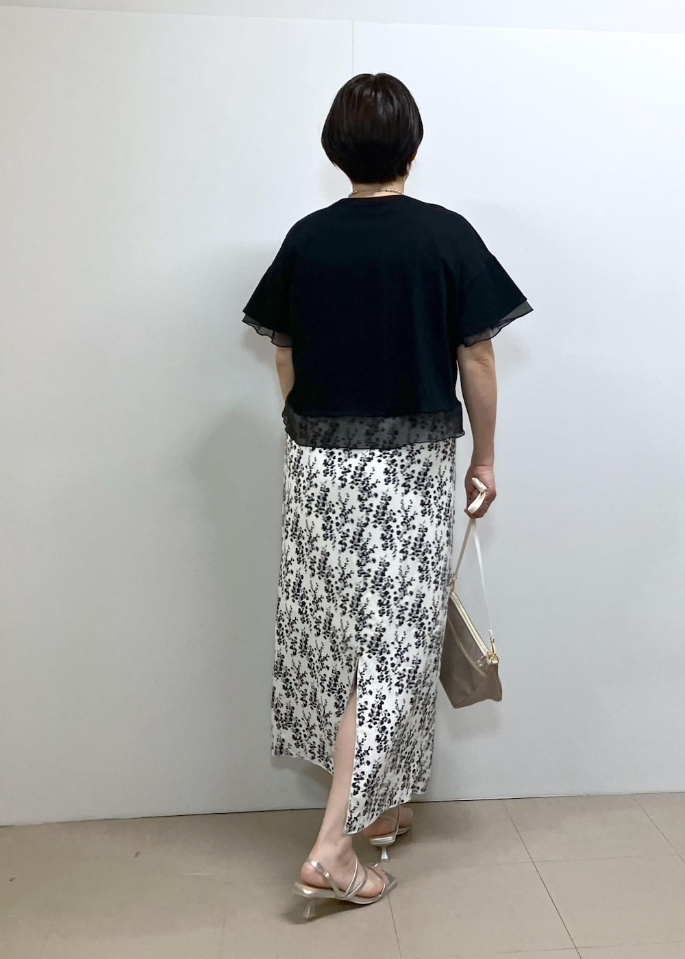 「夏コーデ、デートコーデ、旅行コーデ、女子会コーデ、スカートスタイル、モノトーンコーデ、ROPÉ PICNIC、ストレート、ブルべ夏、混合、トップス、Tシャツ/カットソー、スカート、バッグ、ショルダーバッグ」｜「ROPE' PICNICの撥水加工/ミニショルダーバッグ（ショルダーバッグ、ベージュ系）」を使った、ゆんさん（レディース・155cm）の夏コーディネートの4枚目の写真
