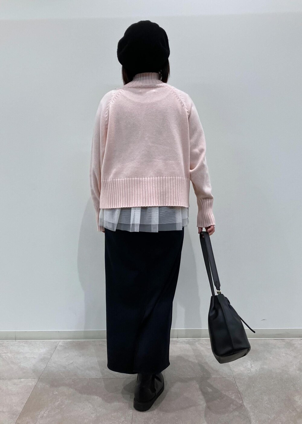 「初春コーデ、冬コーデ、お出かけコーデ、推し活コーデ、お正月・初詣コーデ、女子会コーデ、スカートスタイル、体型カバー、ROPÉ PICNIC、ストレート、ブルべ夏、混合、トップス、ニット/セーター、ベスト」｜「ROPE' PICNICの【3サイズ展開】裏起毛ボンディングジョーゼットアイラインスカート（スカート、ブラック系）」を使った、ゆんさん（レディース・155cm）の冬コーディネートの3枚目の写真