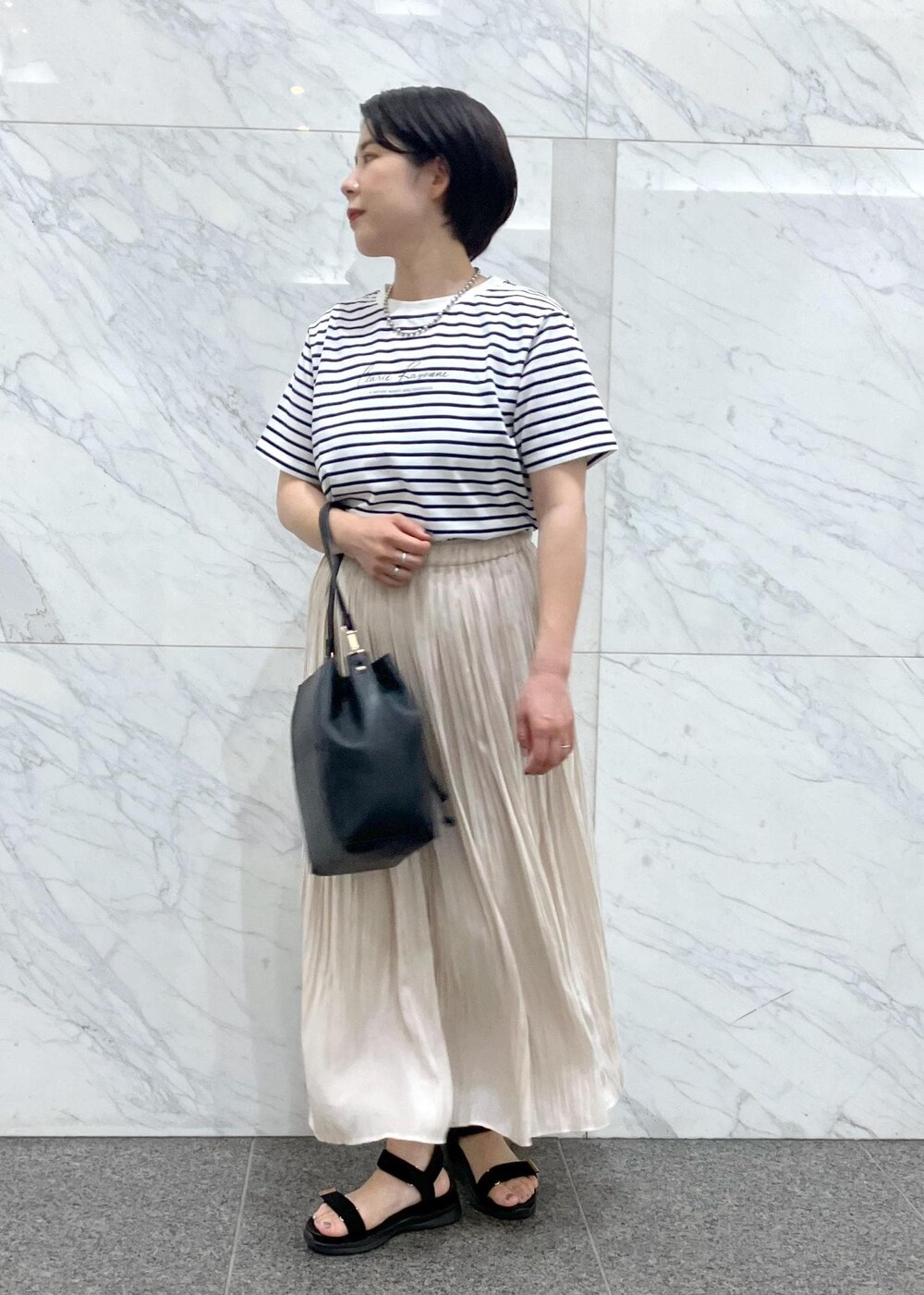 「夏コーデ、女子会コーデ、大人カジュアル、スカートスタイル、ROPÉ PICNIC、ストレート、ブルべ夏、混合、トップス、Tシャツ/カットソー、スカート、バッグ、ショルダーバッグ、シューズ、サンダル」｜「ROPE' PICNICの【UVカット・汗染み加工・接触冷感】手描き風ロゴプリントTシャツ（Tシャツ/カットソー、ブルー系）」を使った、ゆんさん（レディース・155cm）の夏コーディネートの5枚目の写真