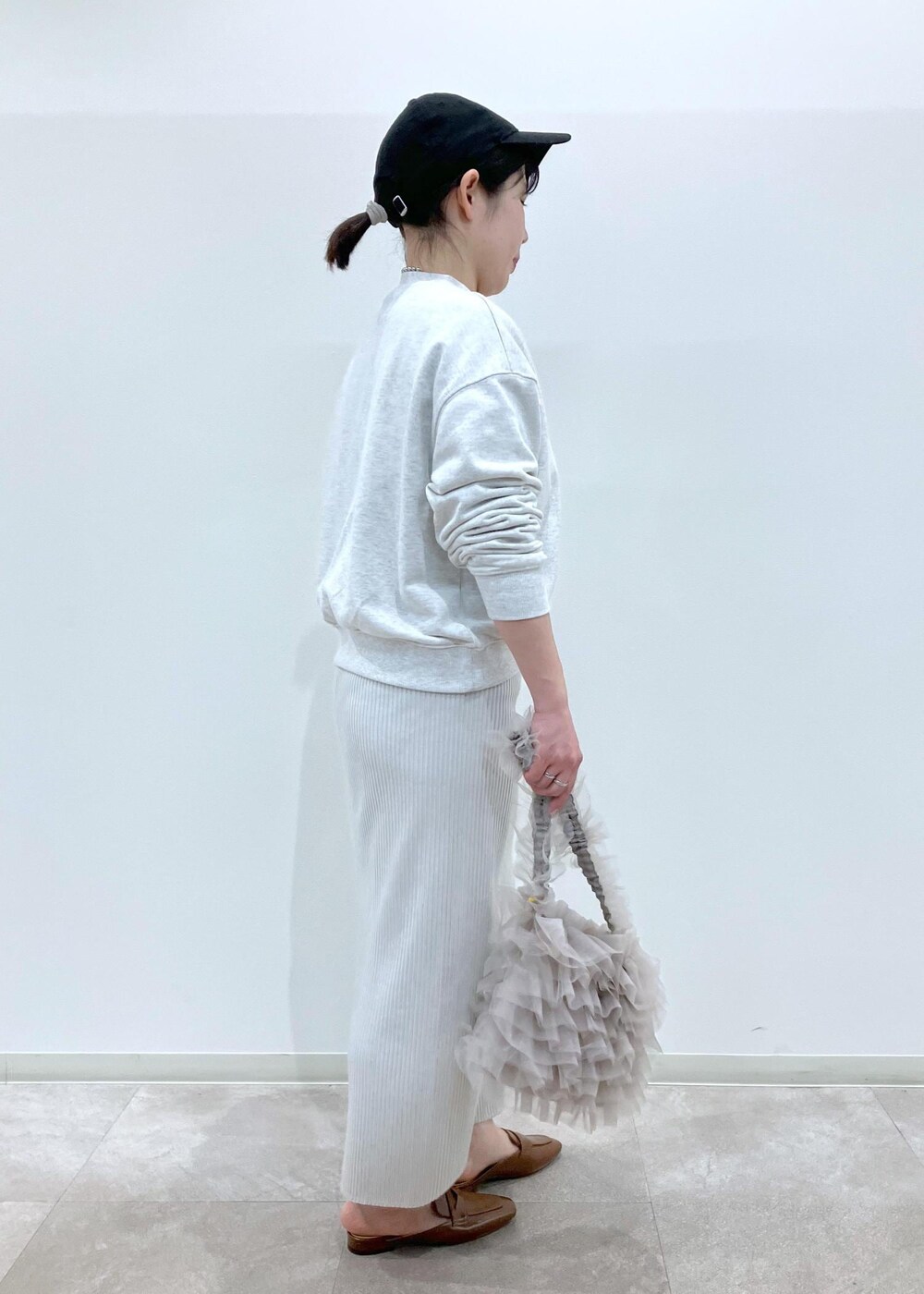 「春コーデ、お出かけコーデ、女子会コーデ、大人カジュアル、スカートスタイル、ROPÉ PICNIC、ストレート、ブルべ夏、混合、トップス、スウェット、スカート、バッグ、ショルダーバッグ、シューズ」｜「ROPE' PICNICのシアーフリルワンハンドルバッグ（ショルダーバッグ、ベージュ系）」を使った、ゆんさん（レディース・155cm）の春コーディネートの3枚目の写真