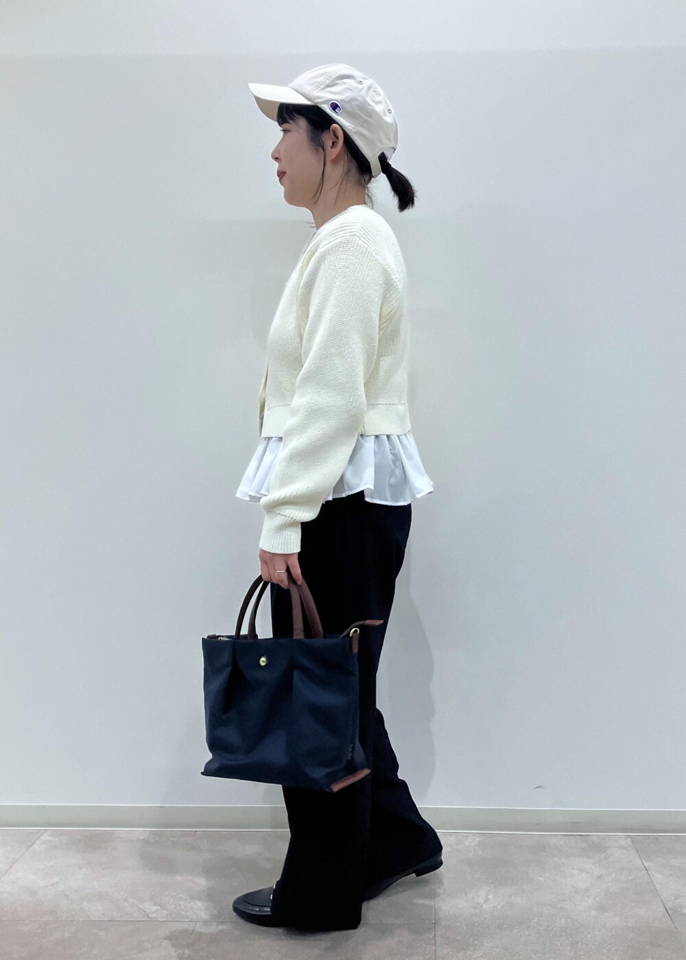 「春コーデ、お出かけコーデ、旅行コーデ、女子会コーデ、大人カジュアル、パンツスタイル、ROPÉ PICNIC、ストレート、ブルべ夏、混合、トップス、カーディガン、パンツ、バッグ、ショルダーバッグ」｜「Legato Largoの【一部店舗限定】【Legato Largo/レガートラルゴ】肩楽ショルダーバッグ（ショルダーバッグ、ブルー系）」を使った、ゆんさん（レディース・155cm）の冬コーディネートの2枚目の写真