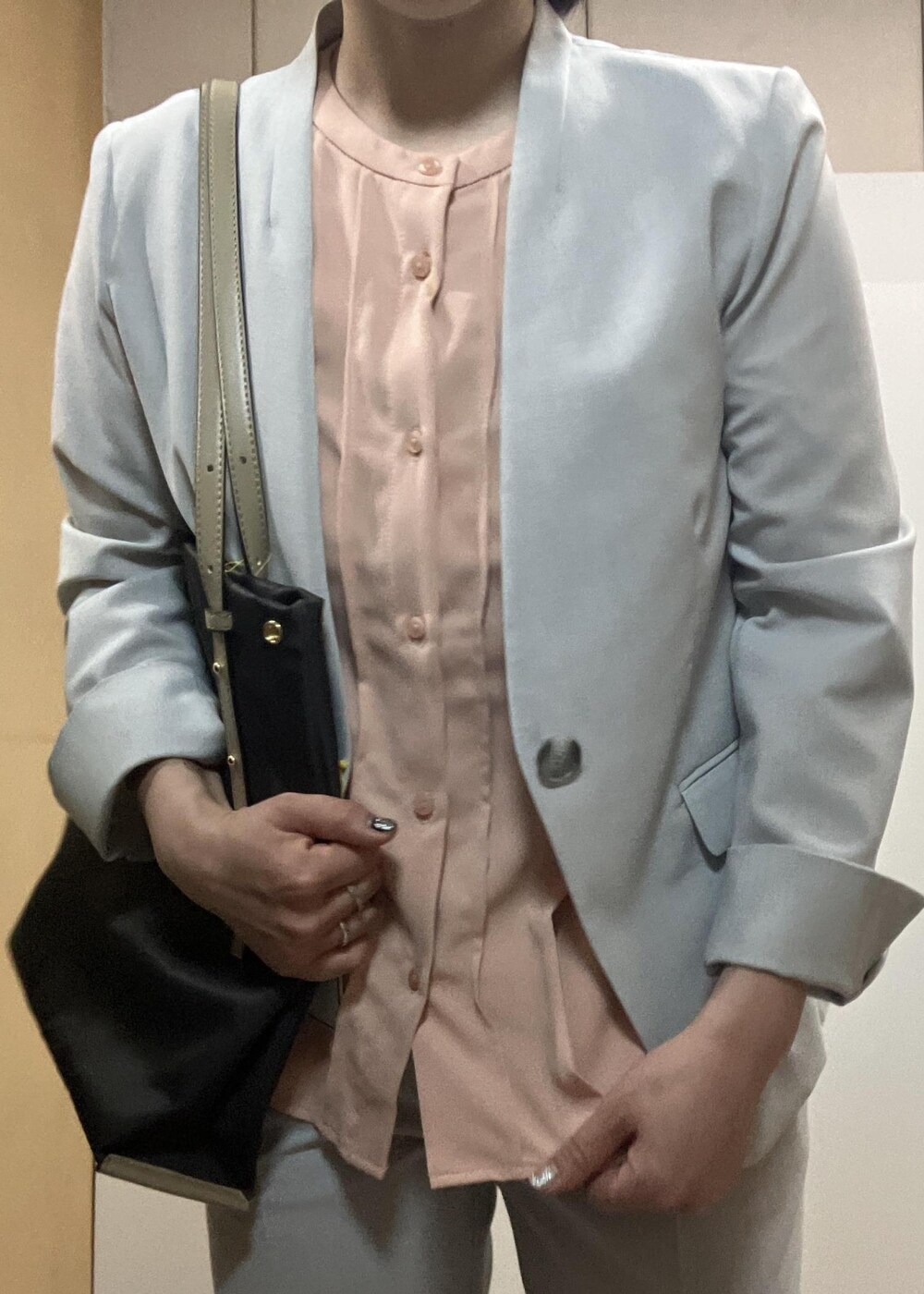「春のお仕事服_pickup、初夏コーデ、夏コーデ、初秋コーデ、お仕事コーデ、授業参観日コーデ、きれいめコーデ、ROPÉ PICNIC、ストレート、ブルべ夏、混合、トップス、シャツ/ブラウス、ジャケット/アウター、ノーカラージャケット」｜「ROPE' PICNICの多機能ランダムタックハーフスリーブブラウス / 通勤にも（シャツ/ブラウス、オレンジ系）」を使った、ゆんさん（レディース・155cm）の春コーディネートの3枚目の写真