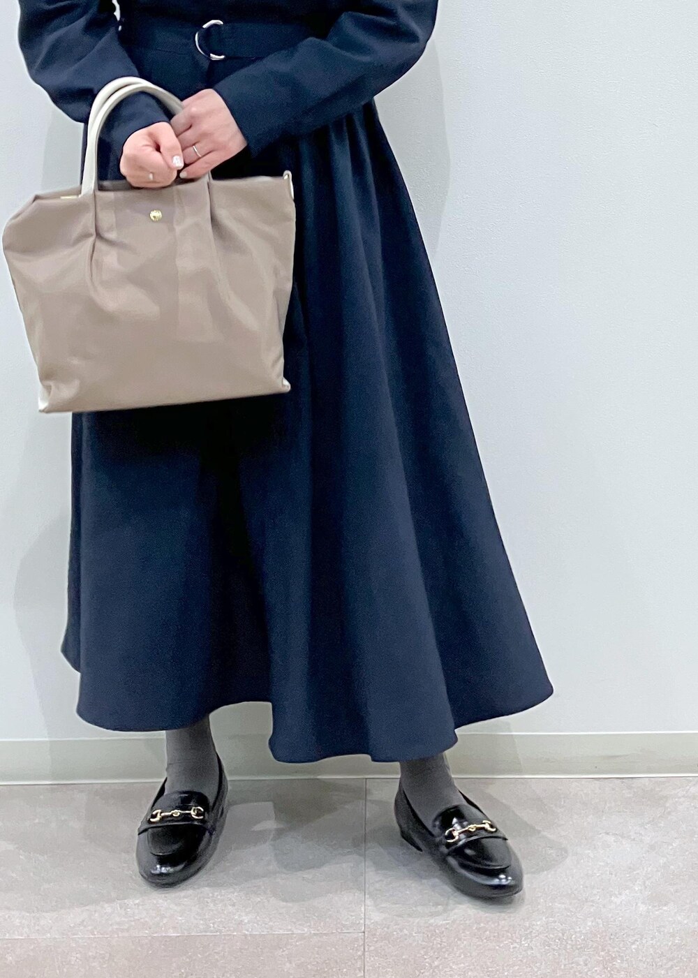 「冬コーデ、授業参観日コーデ、お正月・初詣コーデ、きれいめコーデ、ROPÉ PICNIC、ストレート、ブルべ夏、混合、トップス、ニット/セーター、ワンピース、シャツワンピース、バッグ、ショルダーバッグ、シューズ」｜「Legato Largoの【一部店舗限定】【Legato Largo/レガートラルゴ】肩楽ショルダーバッグ（ショルダーバッグ、ブラウン系）」を使った、ゆんさん（レディース・155cm）の冬コーディネートの6枚目の写真
