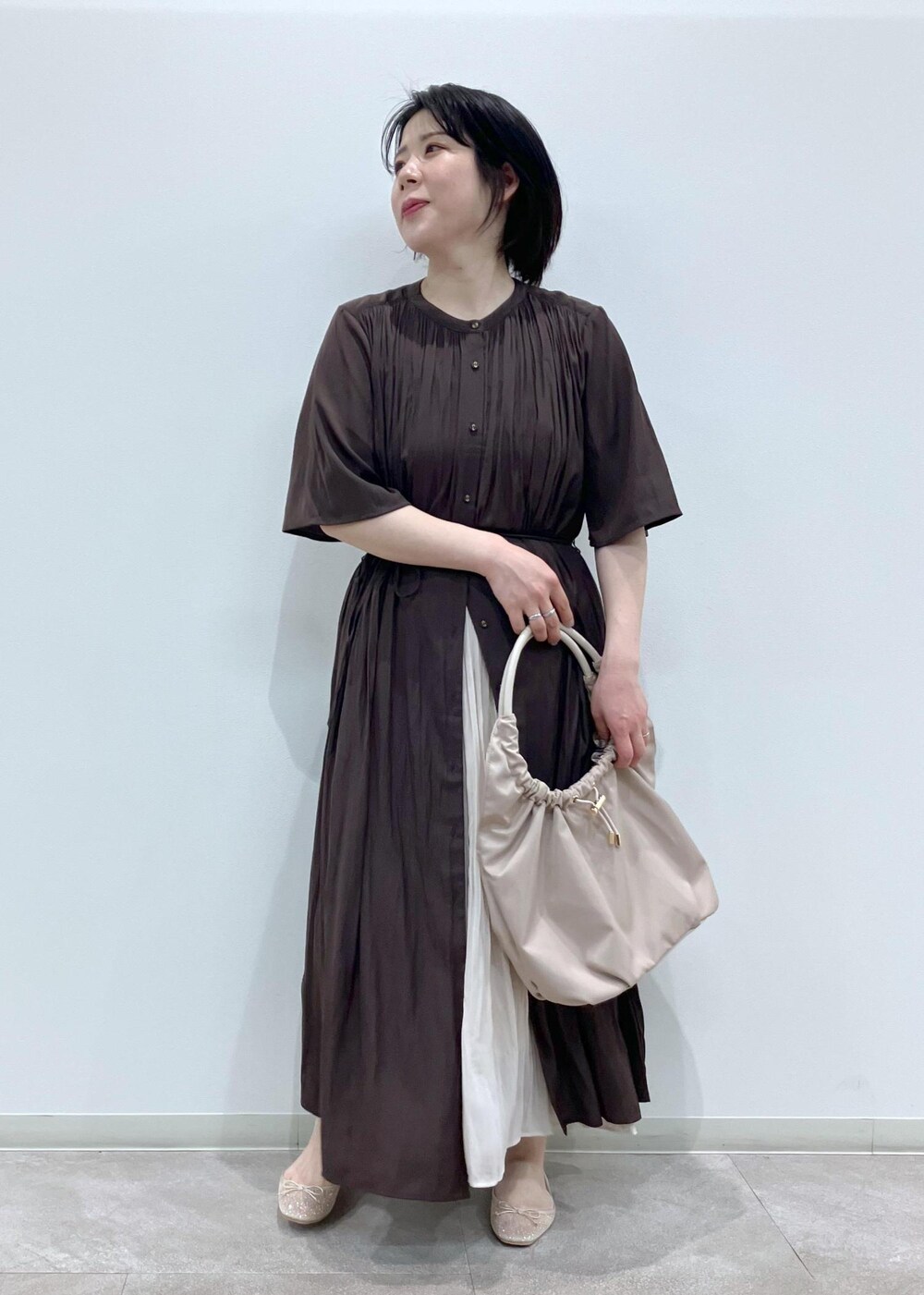 「初夏コーデ、夏コーデ、初秋コーデ、デートコーデ、お出かけコーデ、旅行コーデ、女子会コーデ、レイヤード、スカートスタイル、体型カバー、ROPÉ PICNIC、ストレート、ブルべ夏、混合、ジャケット/アウター」｜「ROPE' PICNICの着丈選べる/接触冷感・UVカット/割繊ハーフスリーブワンピース（ワンピース、ブラウン系）」を使った、ゆんさん（レディース・155cm）の春コーディネートの9枚目の写真