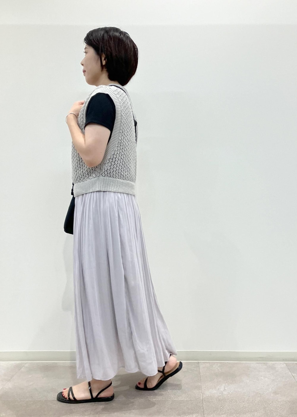 「夏コーデ、お出かけコーデ、カジュアルコーデ、ROPÉ PICNIC、ストレート、ブルべ夏、混合、低身長、トップス、ベスト、スカート、バッグ、ショルダーバッグ、シューズ、サンダル」｜「ROPE' PICNICの透かし編みレイヤードベスト（ベスト、グレー系）」を使った、ゆんさん（レディース・155cm）の夏コーディネートの3枚目の写真