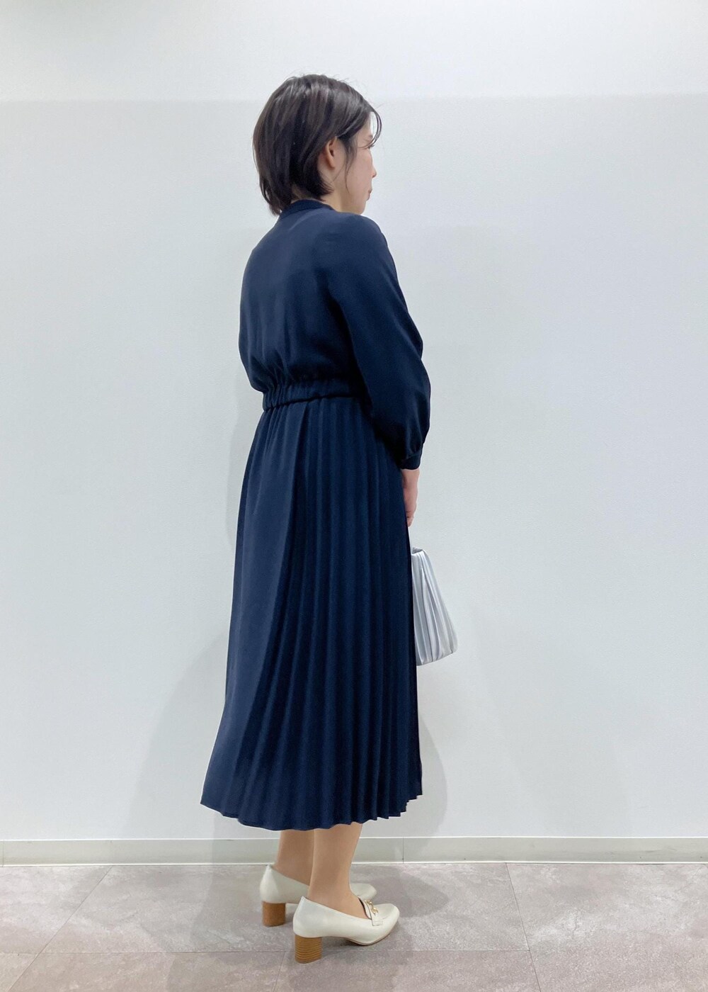 「GDE14900、GIA14010、GIX14040、骨格ストレート、ワンピース、HARUTA、小柄さん向け、ROPEPICNIC、ROPE PICNIC、ロペピクニック、お仕事、オフィスカジュアル、フォーマル、入学式、入園式」｜「ROPE' PICNICのプリーツミドルトート＆ショルダーバッグ（ハンドバッグ、シルバー系）」を使った、ゆんさん（レディース・155cm）の春コーディネートの3枚目の写真