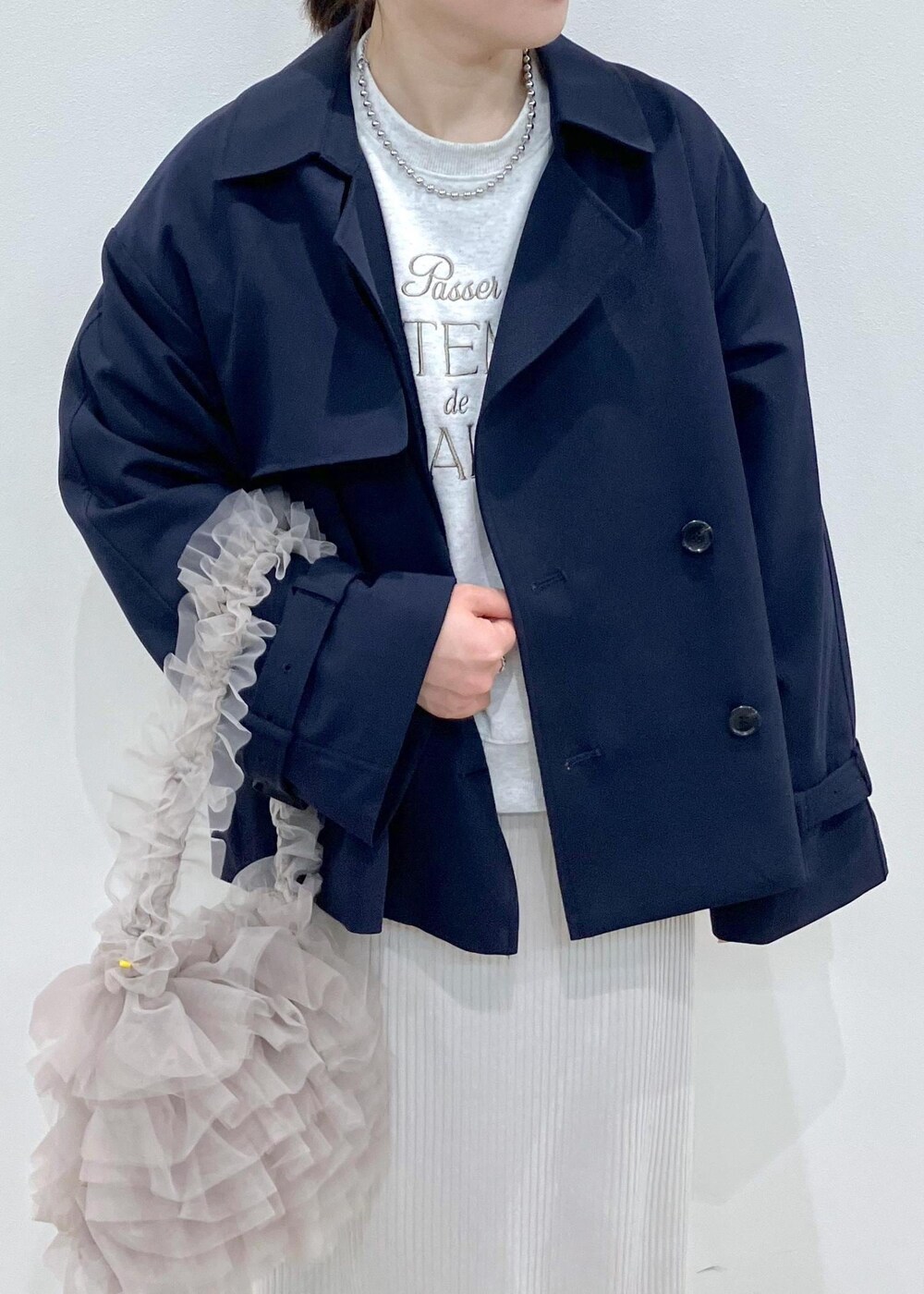 「春コーデ、お出かけコーデ、旅行コーデ、女子会コーデ、大人カジュアル、体型カバー、ROPÉ PICNIC、ストレート、ブルべ夏、混合、トップス、スウェット、ジャケット/アウター、トレンチコート、スカート」｜「ROPE' PICNICの【新色追加】小柄さん向けサイズあり/トタンテレコアイラインスカート（スカート、グレー系）」を使った、ゆんさん（レディース・155cm）の春コーディネートの6枚目の写真