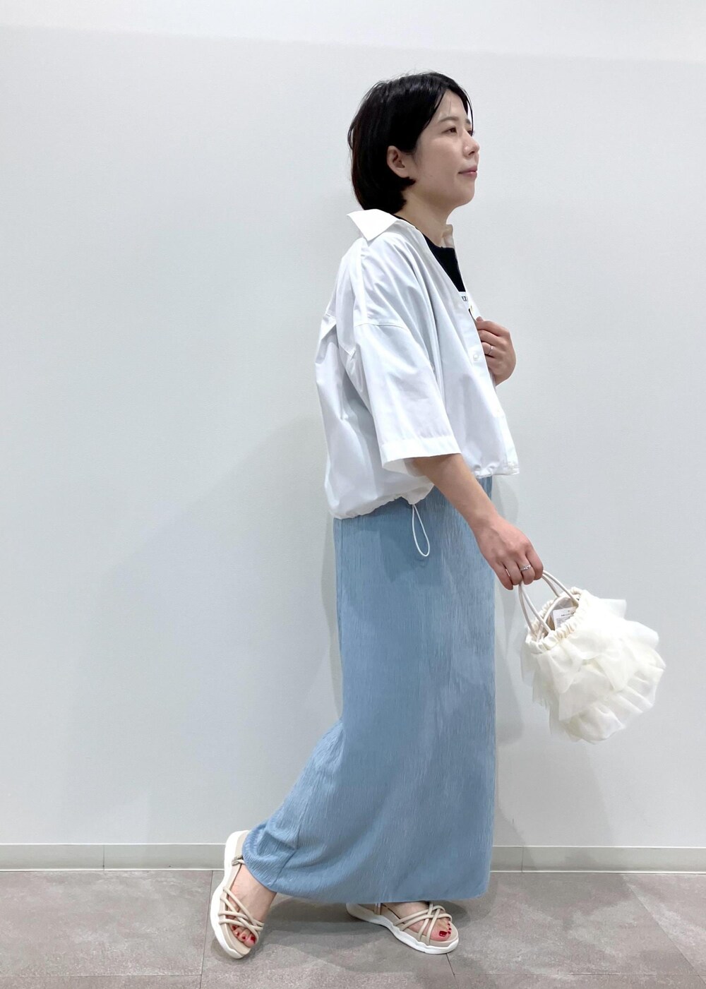 「夏コーデ、お出かけコーデ、旅行コーデ、スカートスタイル、ROPÉ PICNIC、ストレート、ブルべ夏、混合、低身長、トップス、Tシャツ/カットソー、シャツ/ブラウス、スカート、バッグ、ショルダーバッグ」｜「ROPE' PICNICのイレギュラープリーツ微光沢スカート（スカート、ブルー系）」を使った、ゆんさん（レディース・155cm）の夏コーディネートの3枚目の写真
