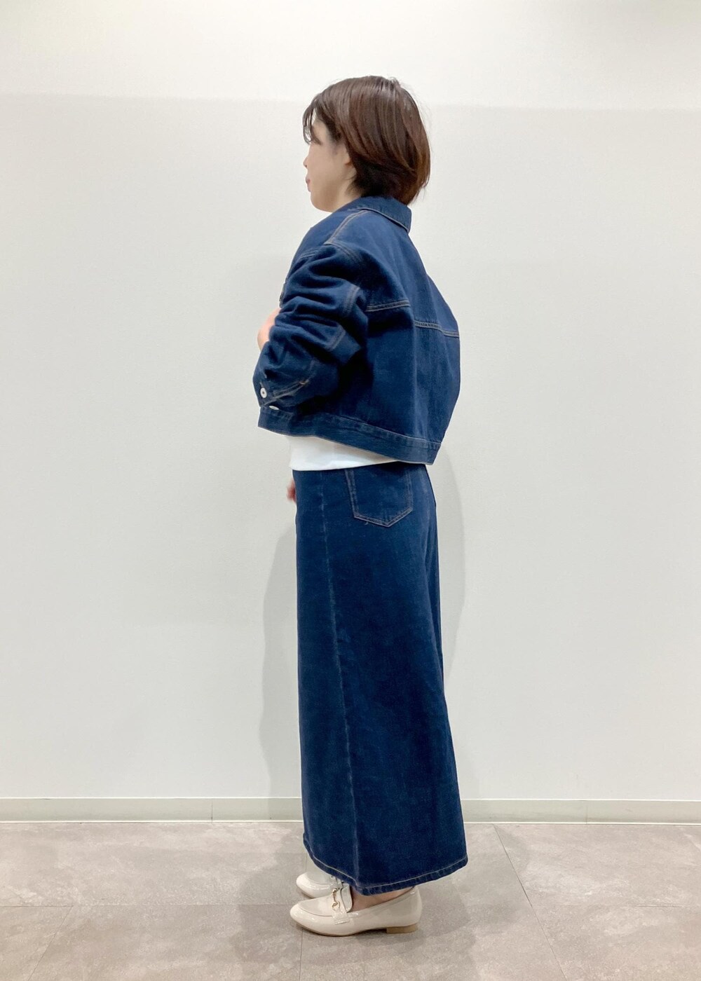 「デニム、スエット、デニムジャケット、Gジャン、デニムスカート、スカート、ロングスカート、アウター、ローファー、R、ROPEPICNIC、ROPE PICNIC、ROPÉ PICNIC R、ロペピクニック、ハルタ」｜「ROPE' PICNICのROPE' PICNIC PASSAGE byHARUTA/エナメルビット付フラットローファー（ローファー、ホワイト系）」を使った、ゆんさん（レディース・155cm）の冬コーディネートの3枚目の写真